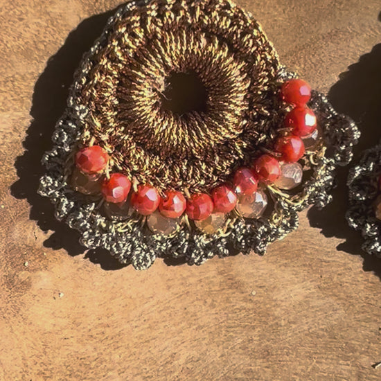 Orecchini con cristalli e delicata lavorazione effetto pizzo, perfetti per illuminare ogni look.
