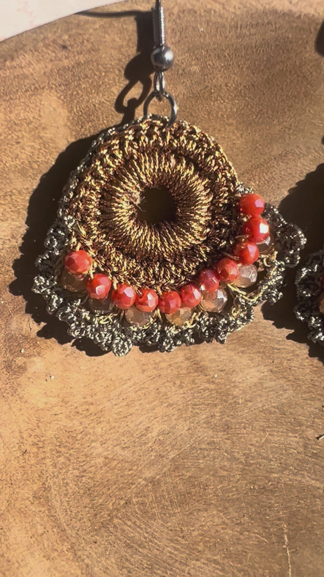 Orecchini con cristalli e delicata lavorazione effetto pizzo, perfetti per illuminare ogni look.