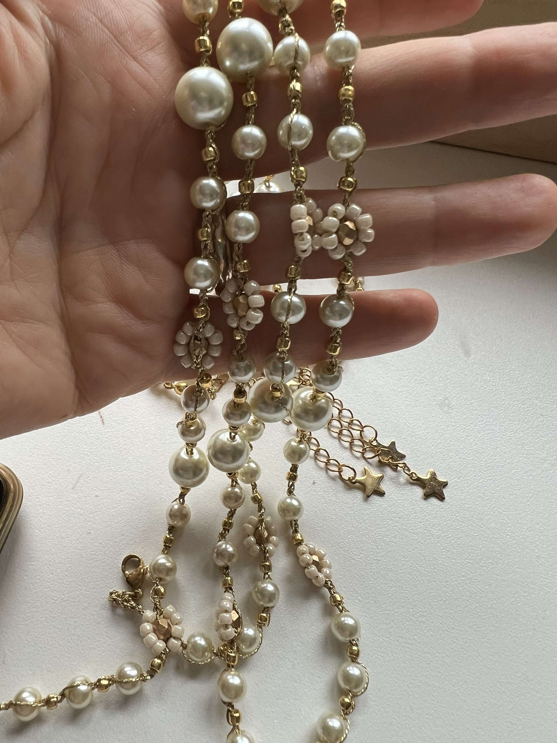 Choker sottili con fiori bianchi e perle chiare, impreziositi da punti d’oro, accessori eleganti e minimal fatti a mano