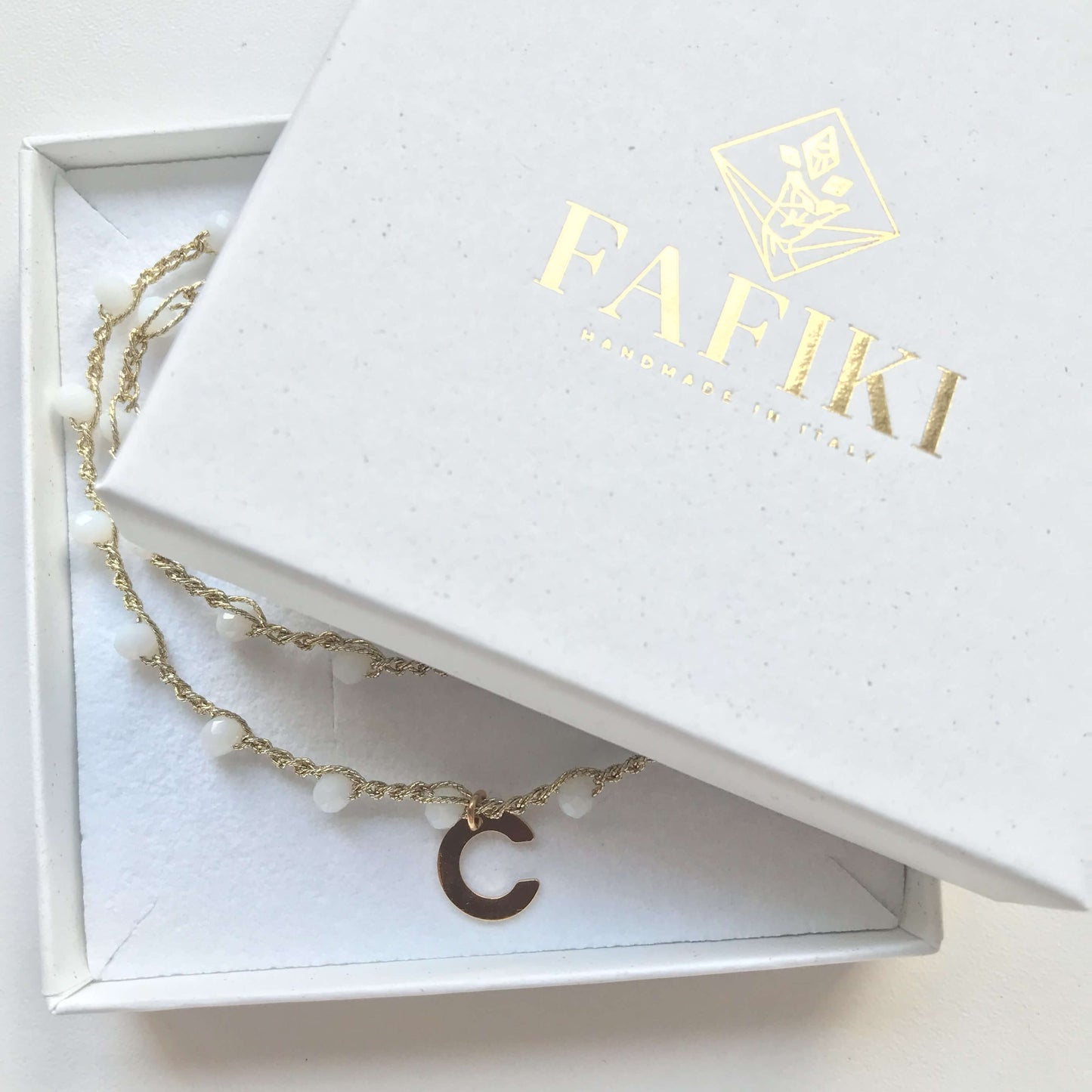 Personalisierte Halskette mit gehäkelten Juwelen und Perlen