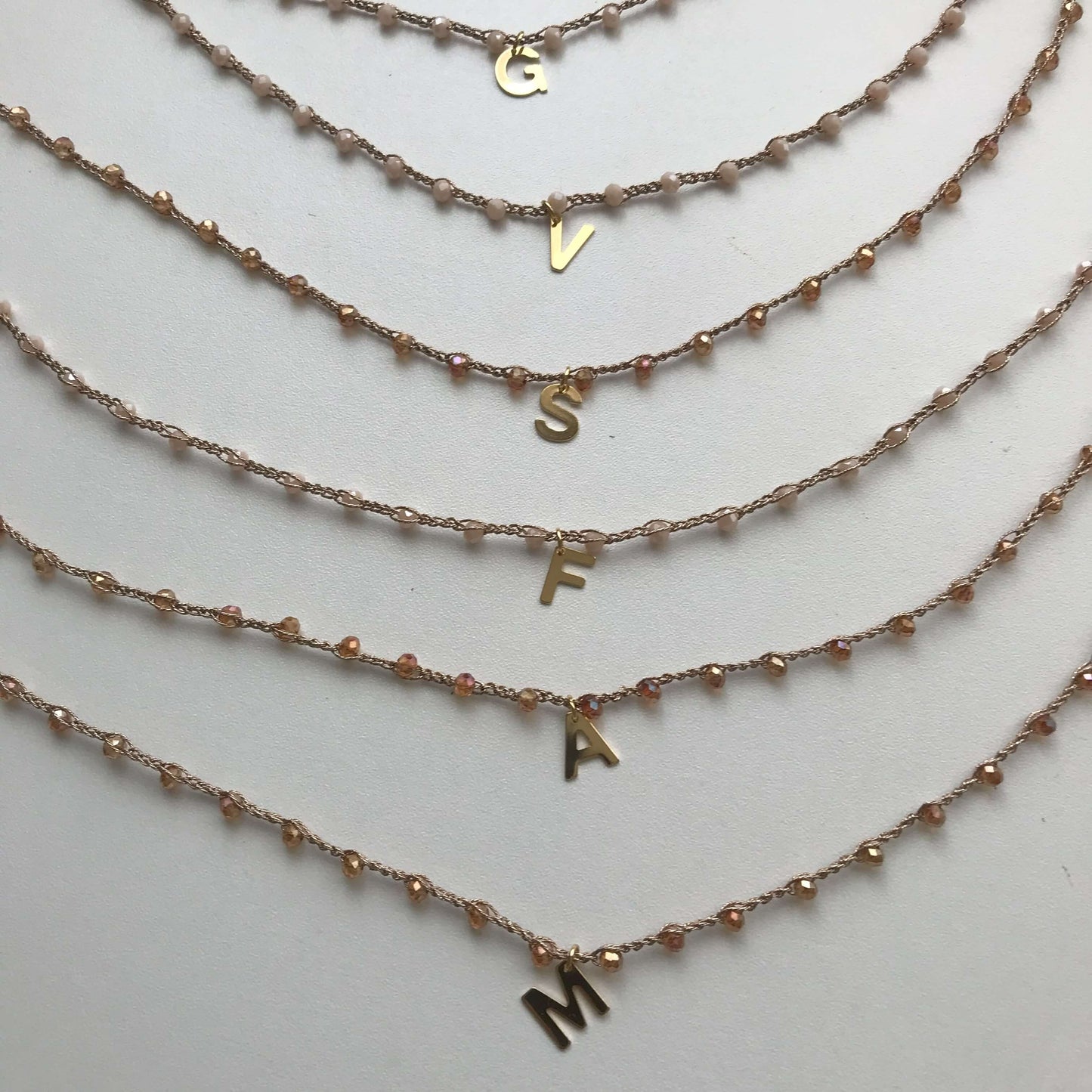 Personalisierte Halskette mit gehäkelten Juwelen und Perlen