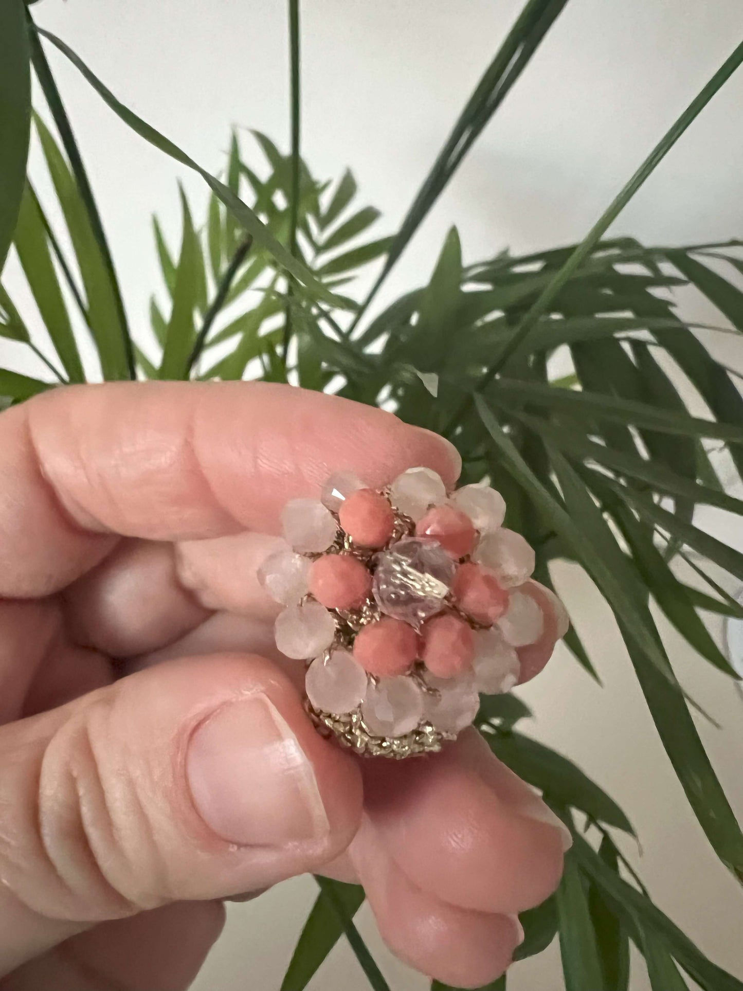 Scopri l'eleganza degli anelli elastici: gioielli raffinati e versatili che si adattano perfettamente al tuo stile. Comfort, color rosa salmone