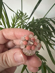 Scopri l'eleganza degli anelli elastici: gioielli raffinati e versatili che si adattano perfettamente al tuo stile. Comfort, color rosa salmone