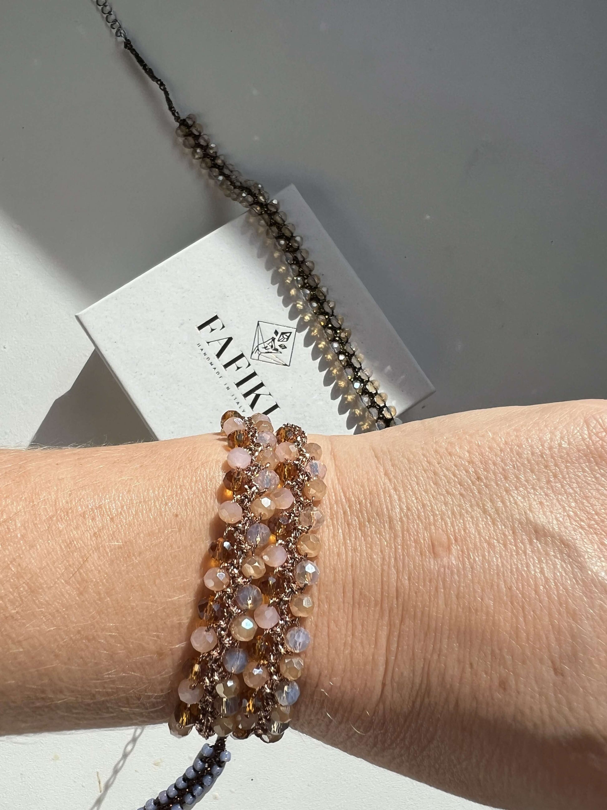 Un bracciale artigianale trasformabile che segue i tuoi movimenti. Cristalli leggeri, comfort totale, stile boho essenziale.