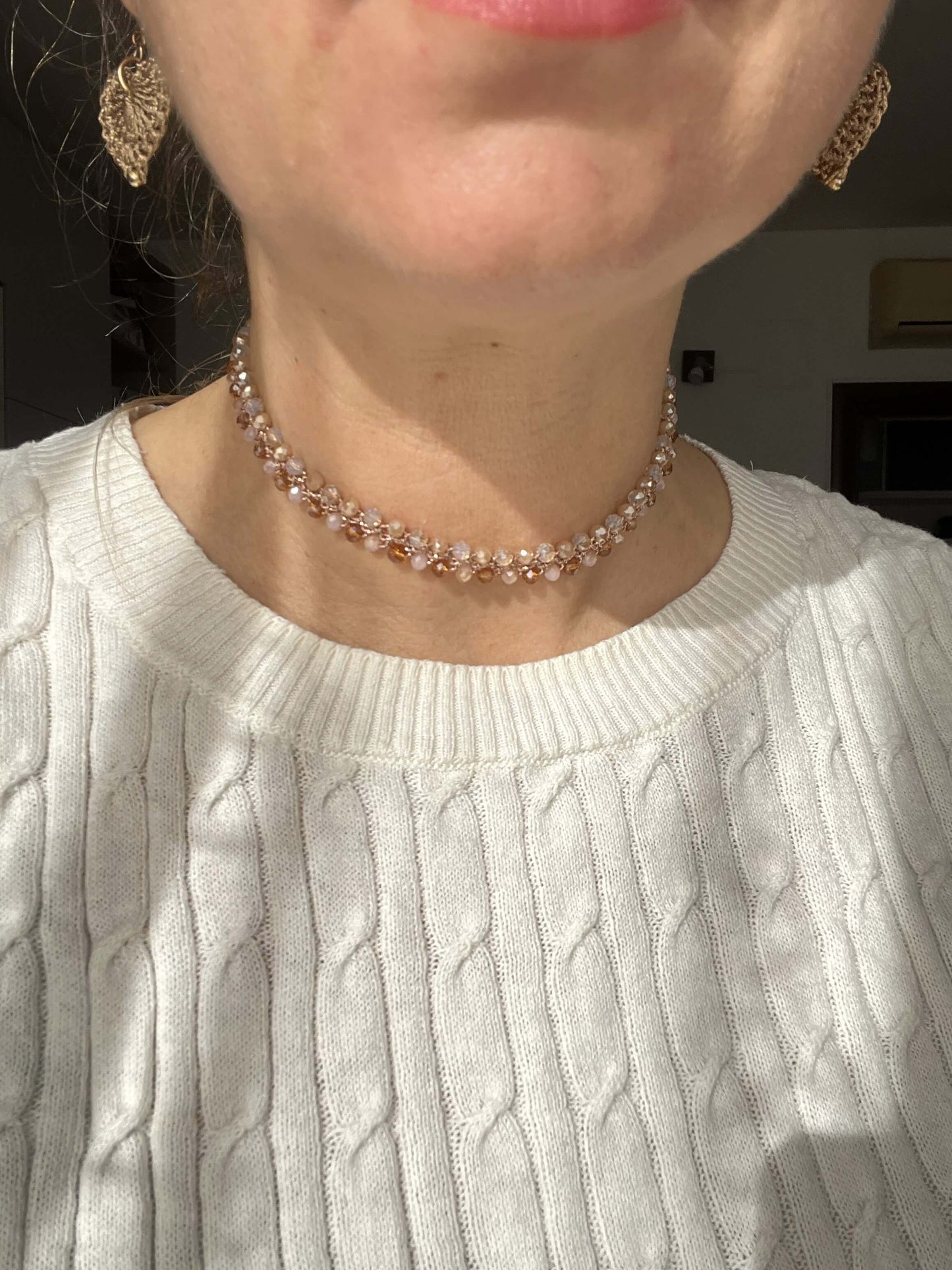 Choker artigianale boho chic con cristalli luminosi. Leggero, ipoallergenico e confortevole: lo indossi e te ne dimentichi.