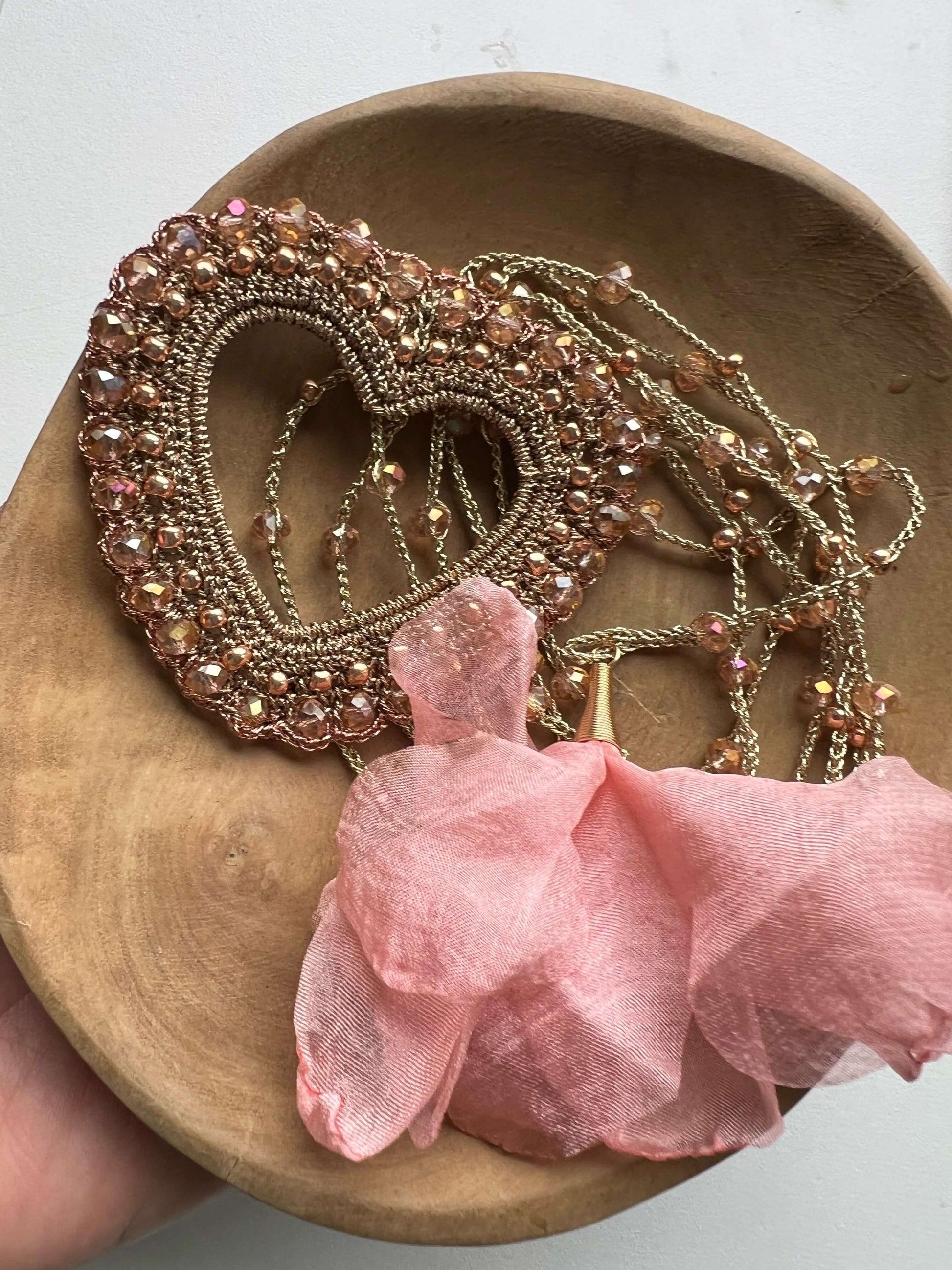 Più di una collana: un simbolo di affetto, emozioni e nuovi inizi da indossare nei giorni importanti.