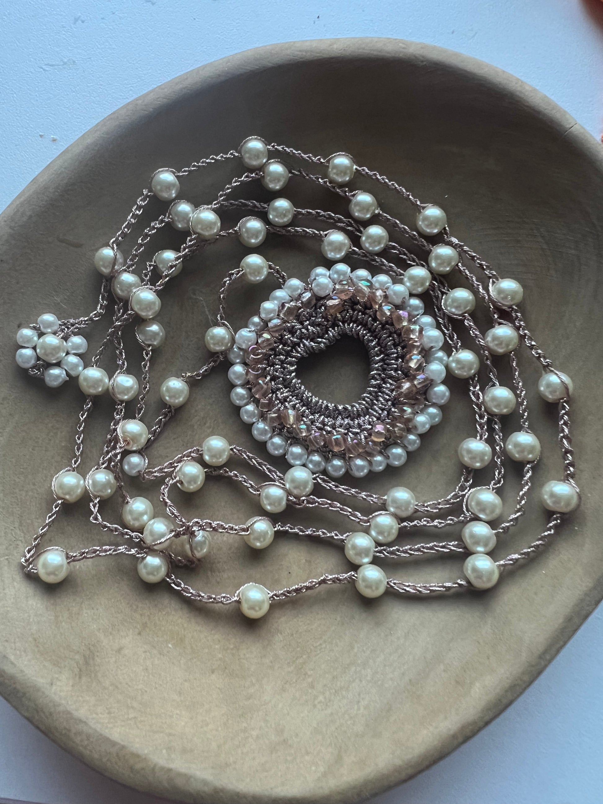 Collana lunga 120 cm con perle classiche e dettagli oro rosa. Femminile, elegante e facile da abbinare.