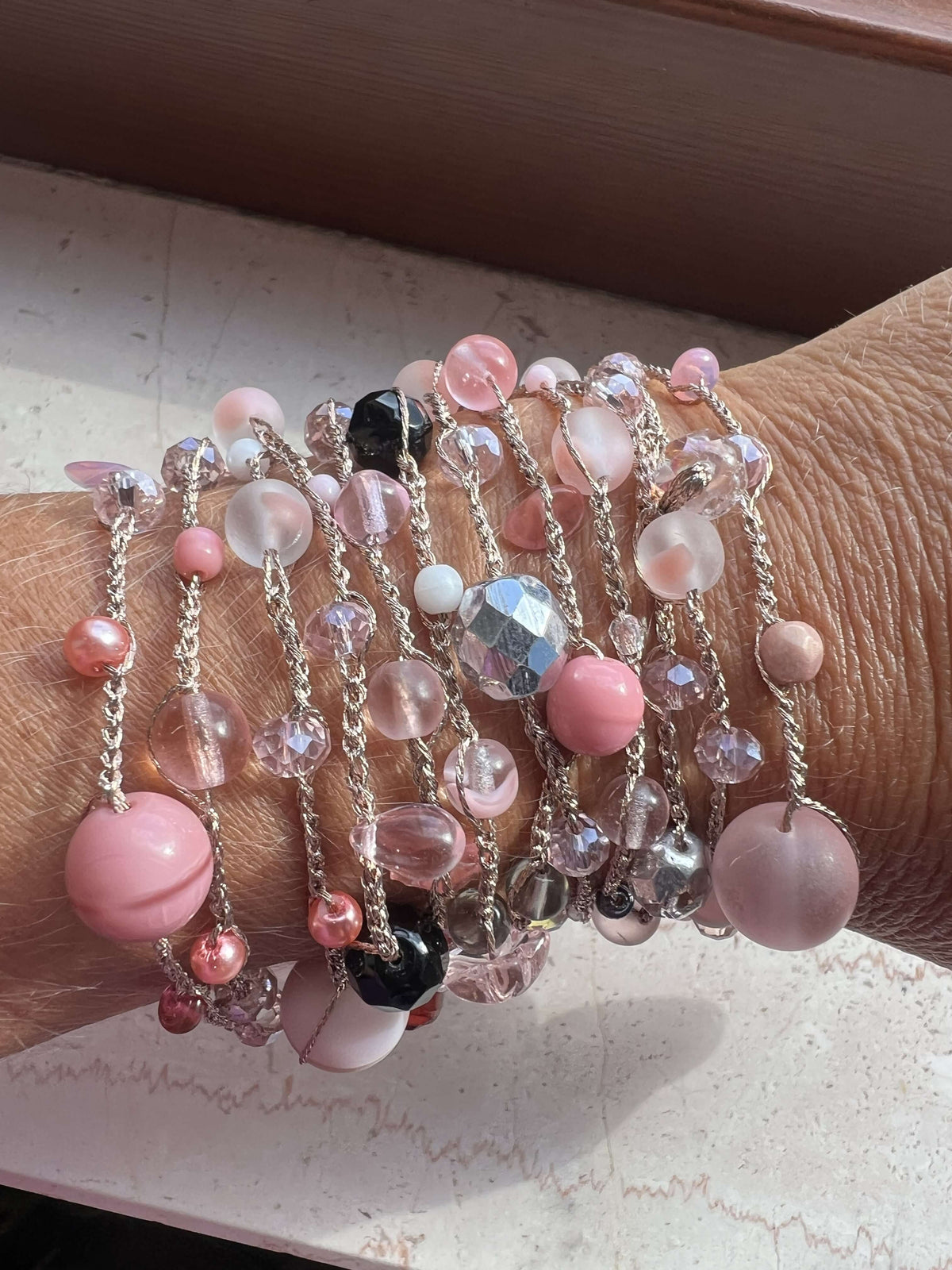 Collana lunga rosa cipria con cristalli e perle di vetro. Un pezzo unico, elegante e completamente fatto a mano.
