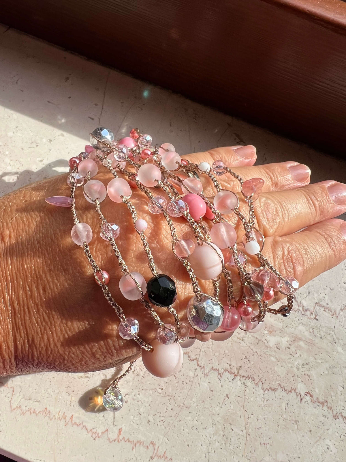 Collana statement rosa cipria, leggera e raffinata, da indossare in tanti modi. Un dettaglio speciale per distinguerti.