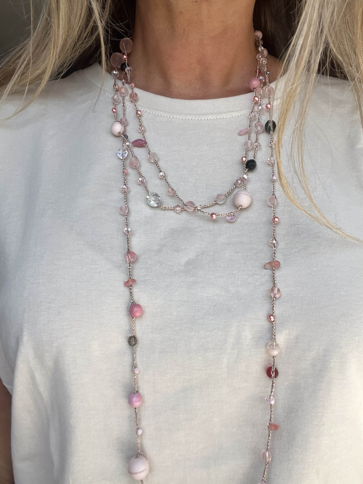 Collana lunga elegante da donna, versatile e sofisticata, in delicate tonalità rosa cipria. Un gioiello da ricordare.