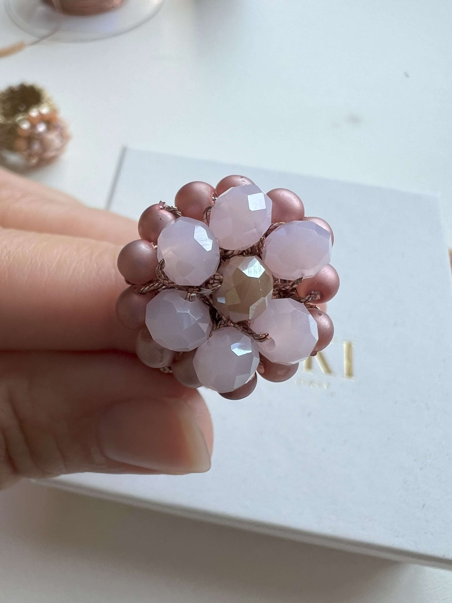 Gioiello anello morbido cristalli scintillanti filati italiani artigianale. Accessorio regolabile fatto mano elegante. Anello donna casual chic trendy