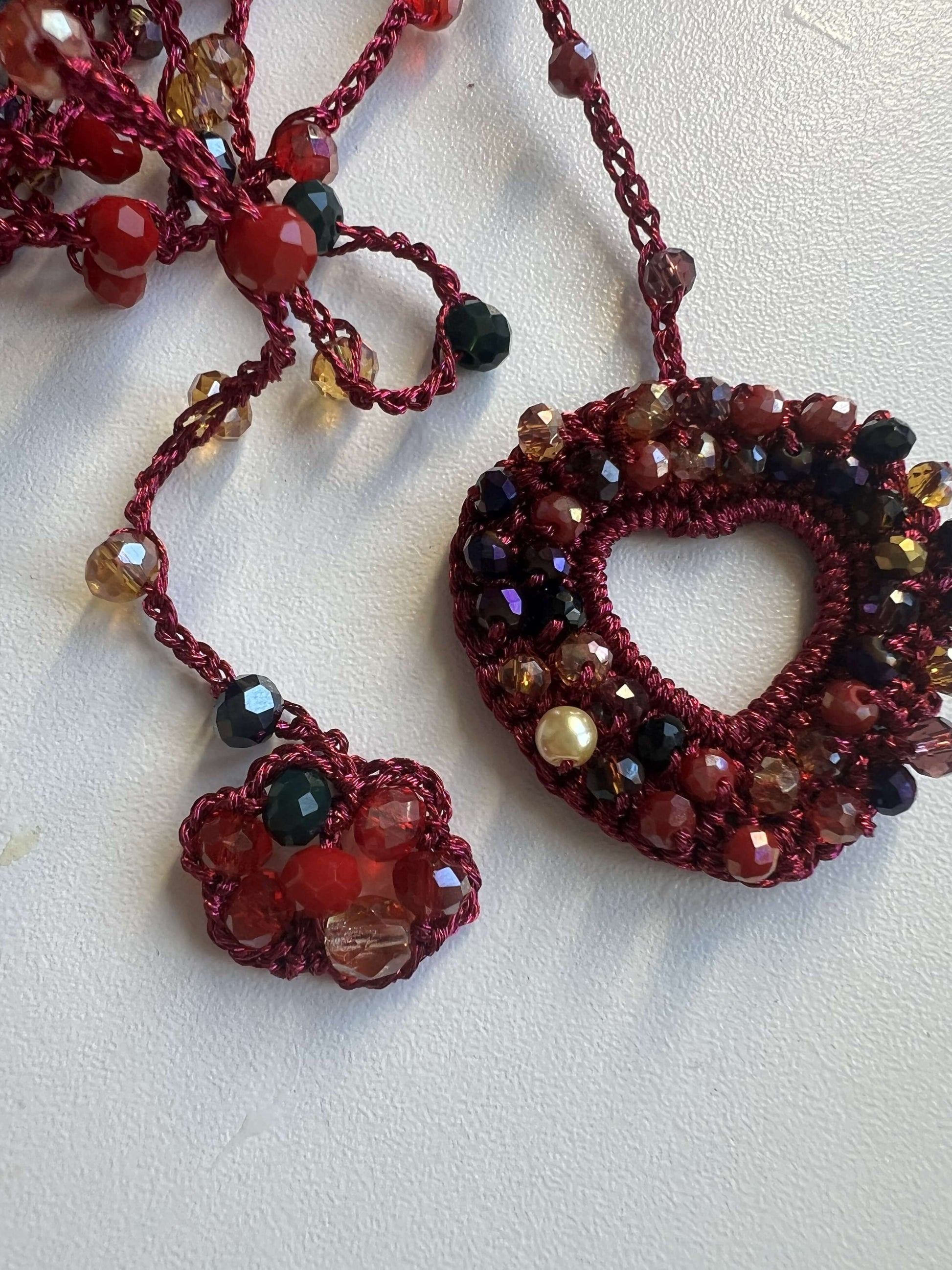 Collana cuore fucsia con cristalli, gioiello elegante e luminoso, design sali e scendi perfetto per look romantici e moderni
