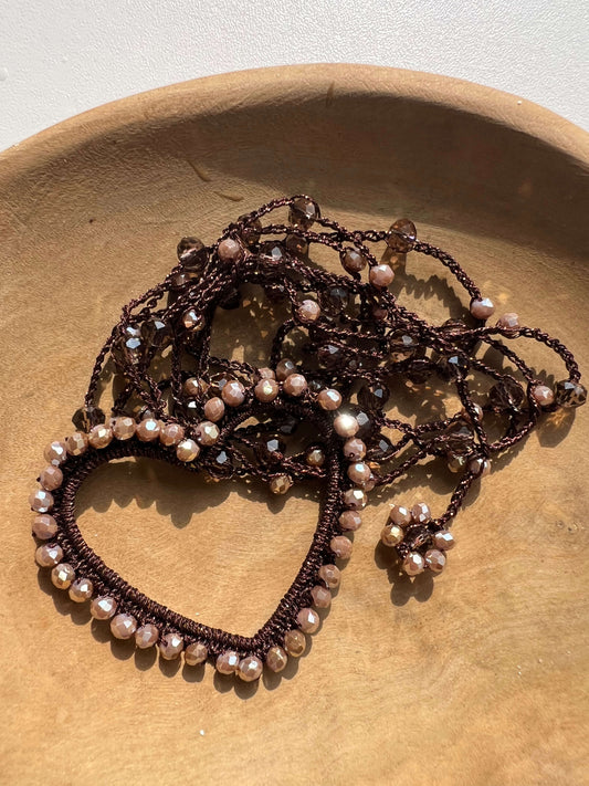 Collana lunga da donna con cuore color cioccolato fondente, elegante e raffinata.