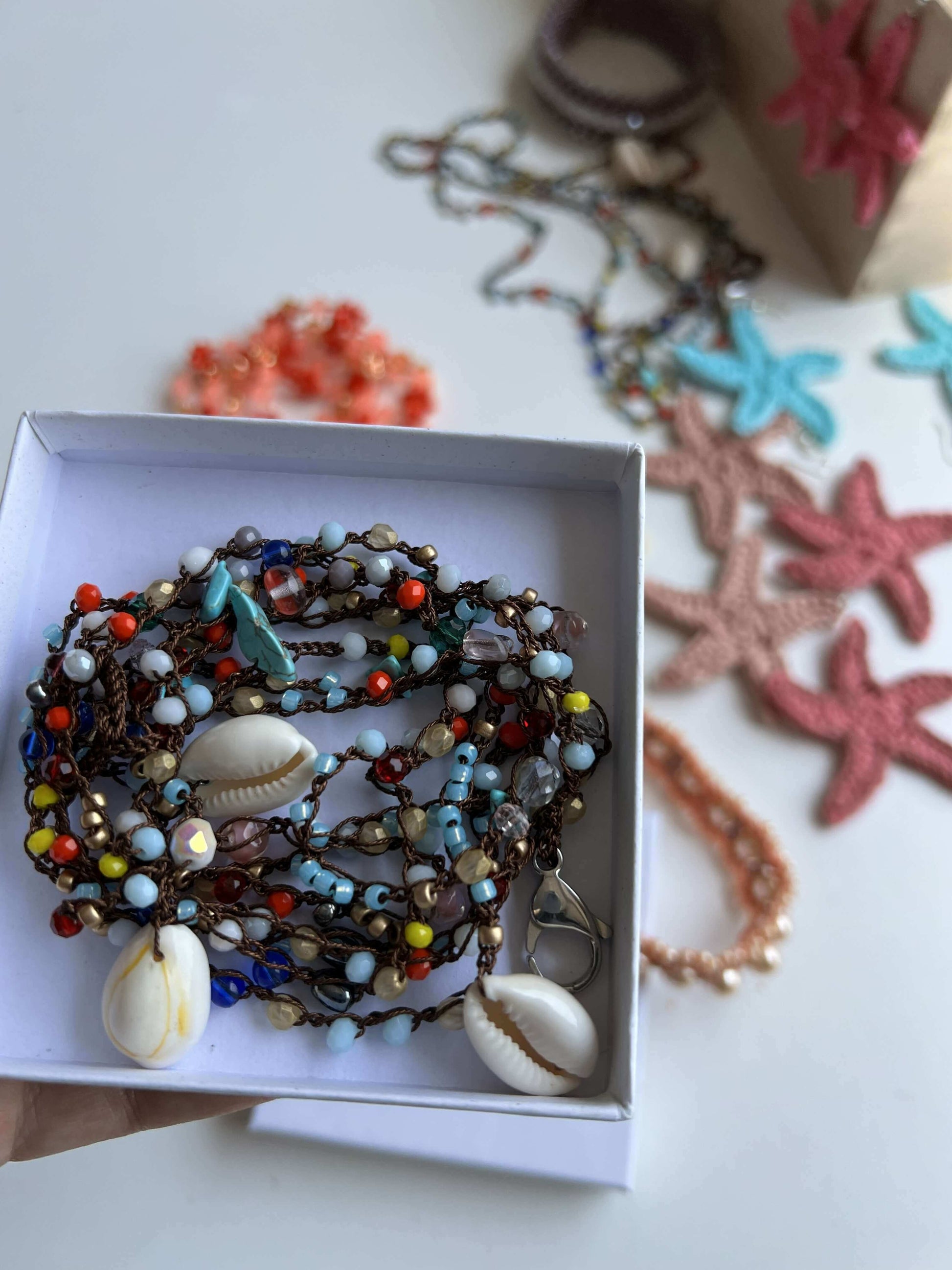 Collana lunga boho donna Sea of Colors con conchiglie e dettagli cristalli, accessorio estivo handmade perfetto per outfit mare e vacanze.