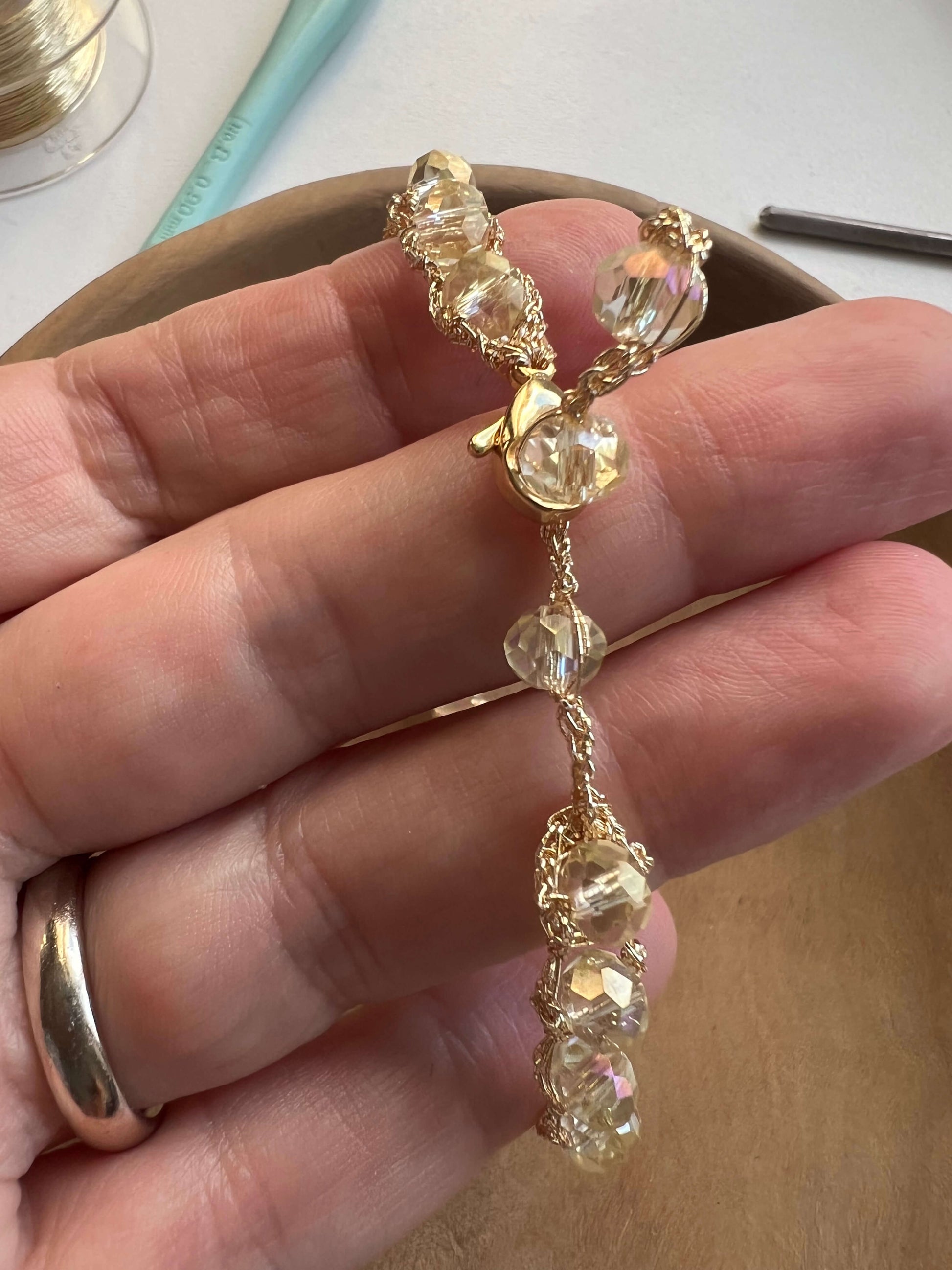 Handmade crystal crochet bracelet, adjustable, thin gold thread, delicate and unique. Ideal for women who love special jewelry.