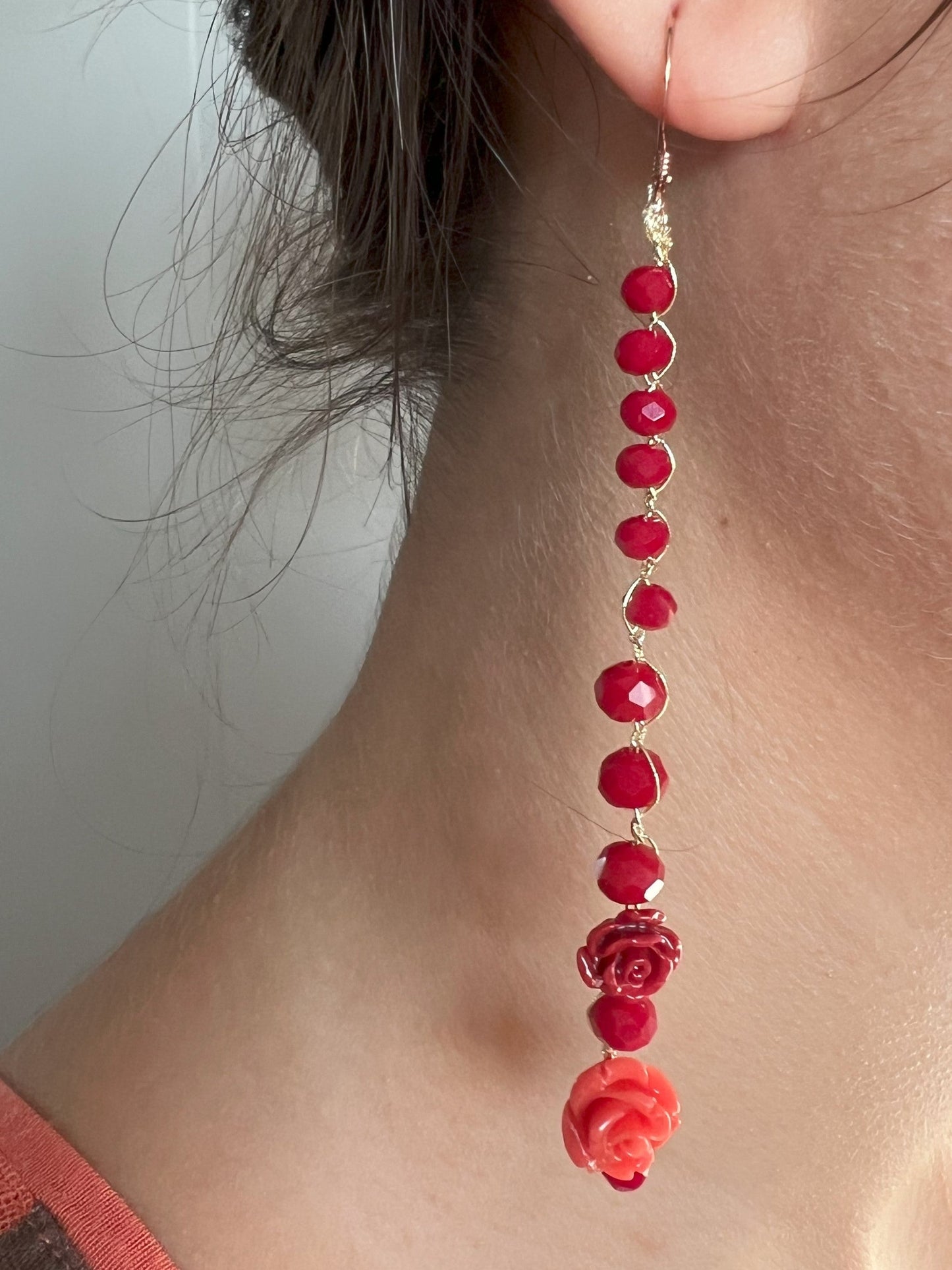 Orecchini "Soffio di Rosa" con cristalli rossi e le rose di corallo naturale, un elegante accessorio artigianale indossato Fafiki