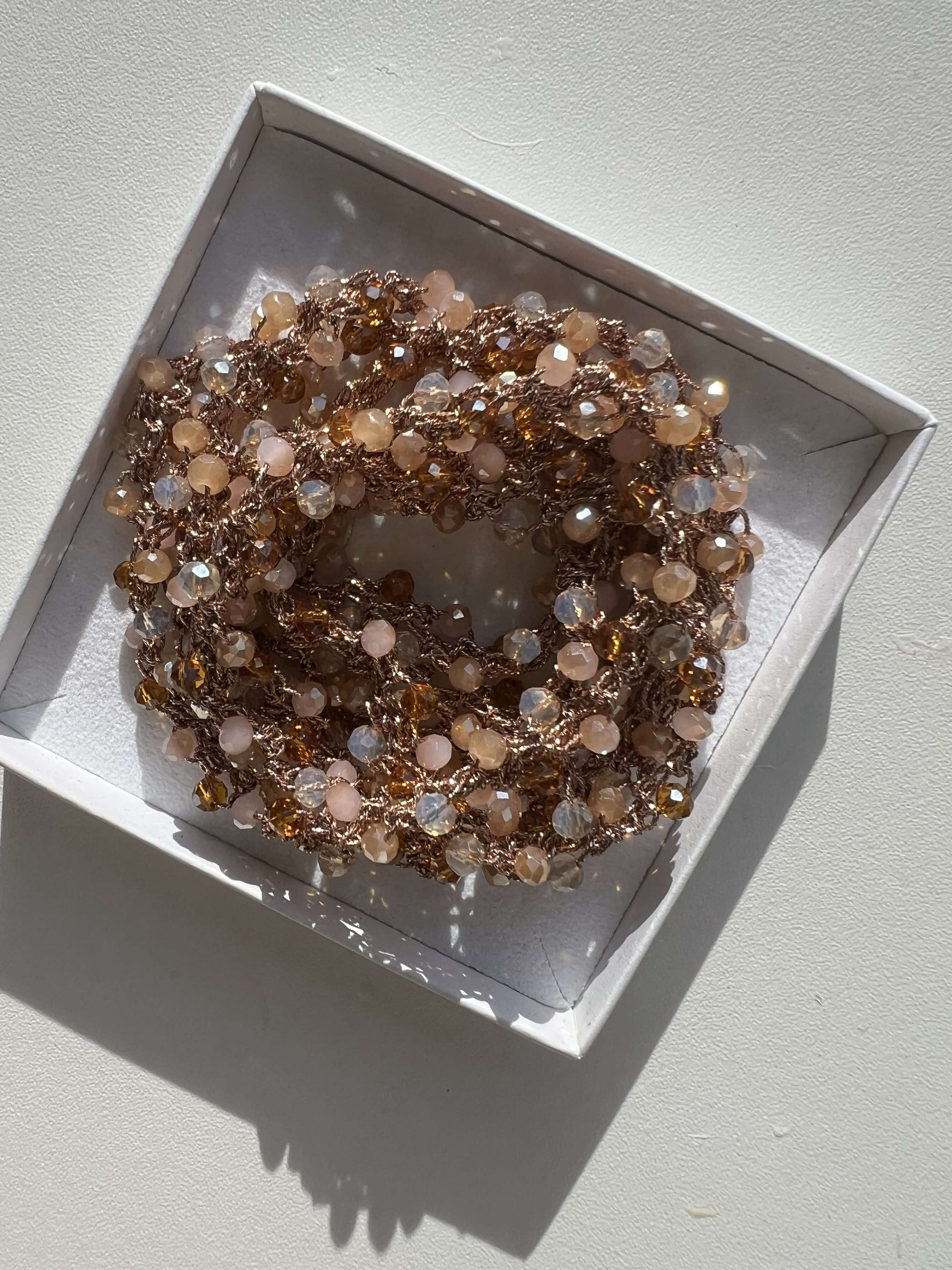 Collana lunga trasformabile in cristalli e oro rosa. Fatta a mano, anallergica e senza metallo. Un gioiello versatile per ogni stile.