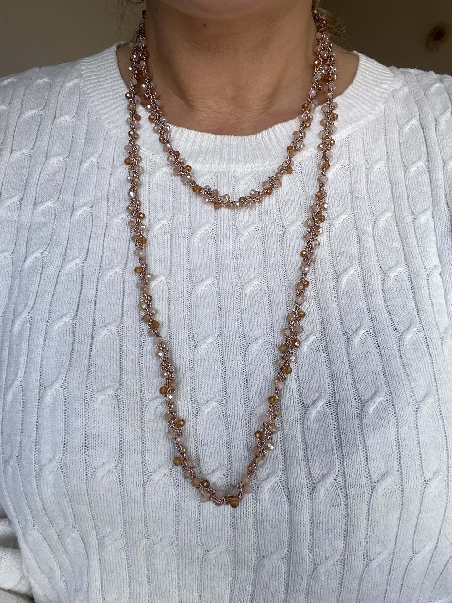 Collana lunga fatta a mano con cristalli ambrati. Trasformabile: lunga, doppia o bracciale. Senza metallo, anallergica. Un gioiello versatile e unico.