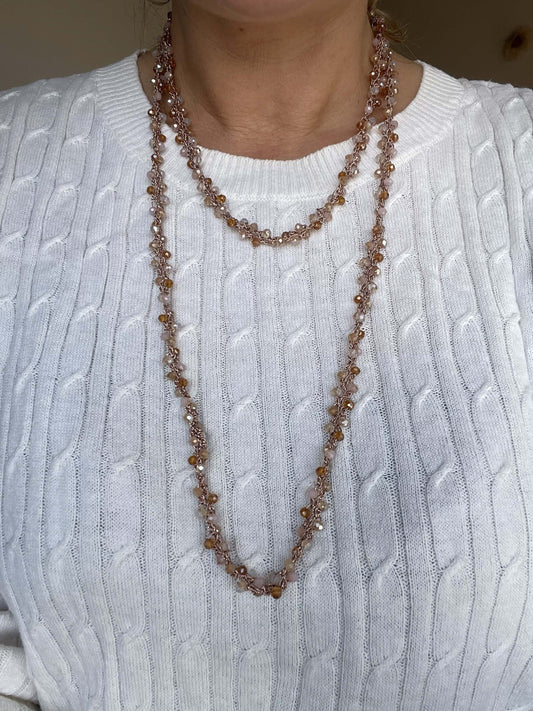 Collana lunga fatta a mano con cristalli ambrati. Trasformabile: lunga, doppia o bracciale. Senza metallo, anallergica. Un gioiello versatile e unico.