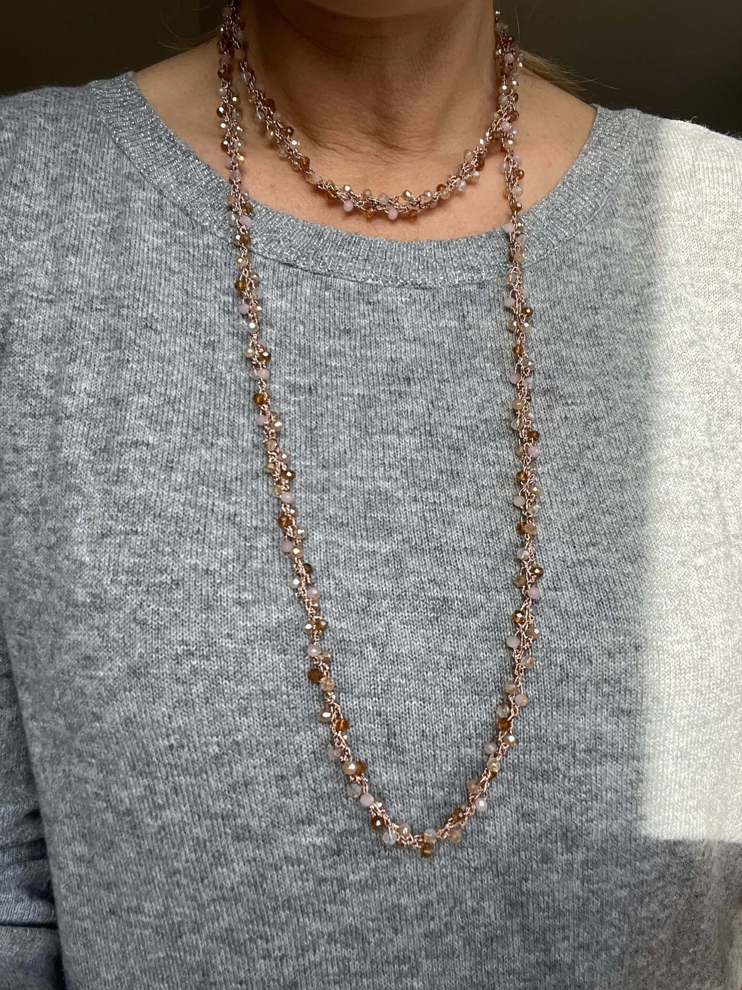 Collana lunga artigianale con cristalli luminosi, indossabile anche come bracciale. Senza nickel, fatta a mano, unica come chi la sceglie.