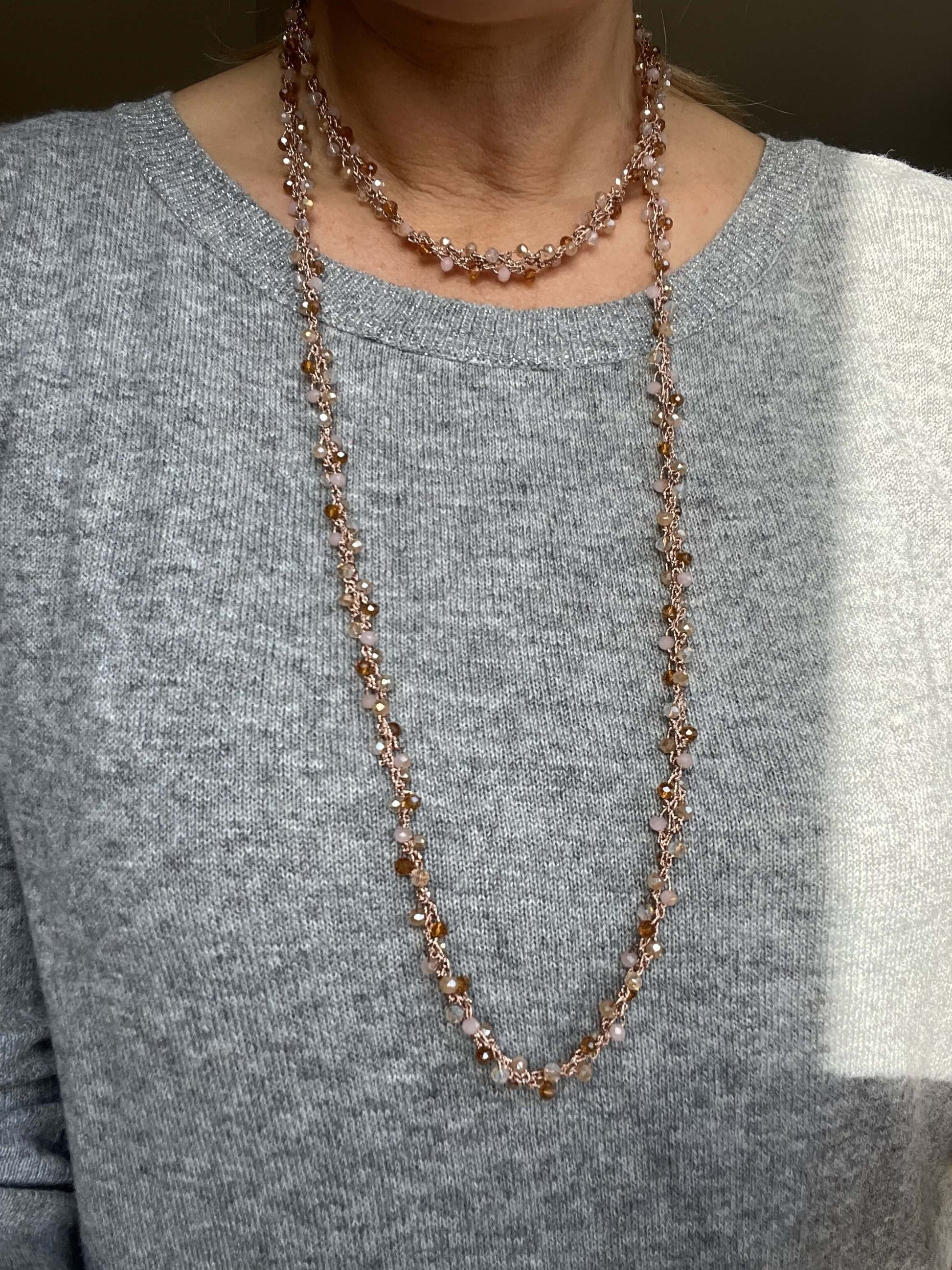 Collana lunga artigianale con cristalli luminosi, indossabile anche come bracciale. Senza nickel, fatta a mano, unica come chi la sceglie.