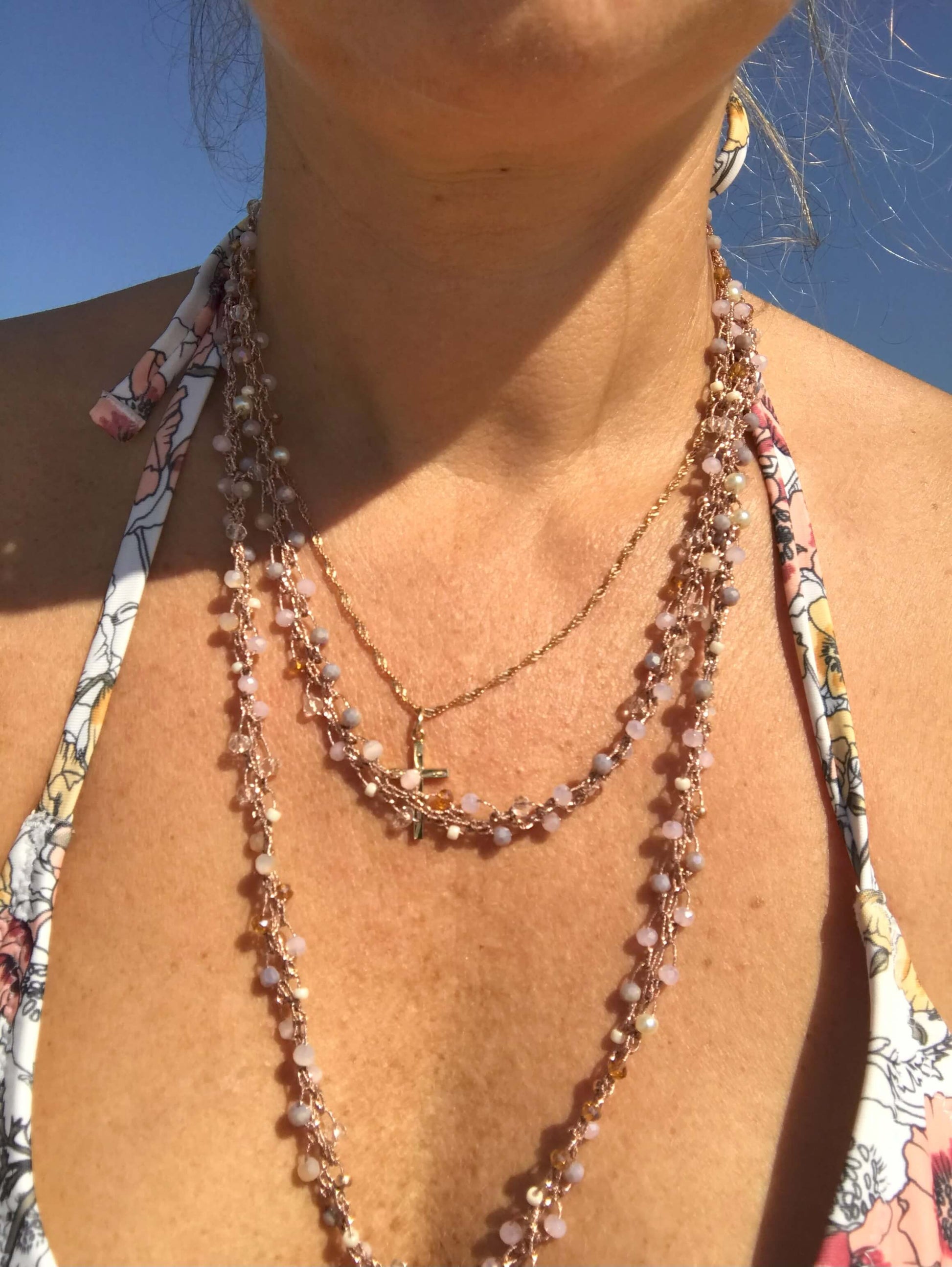 Brilla con stile boho: collana lunga oro rosa fatta a mano con cristalli. Versatile, unica, perfetta per ogni occasione.