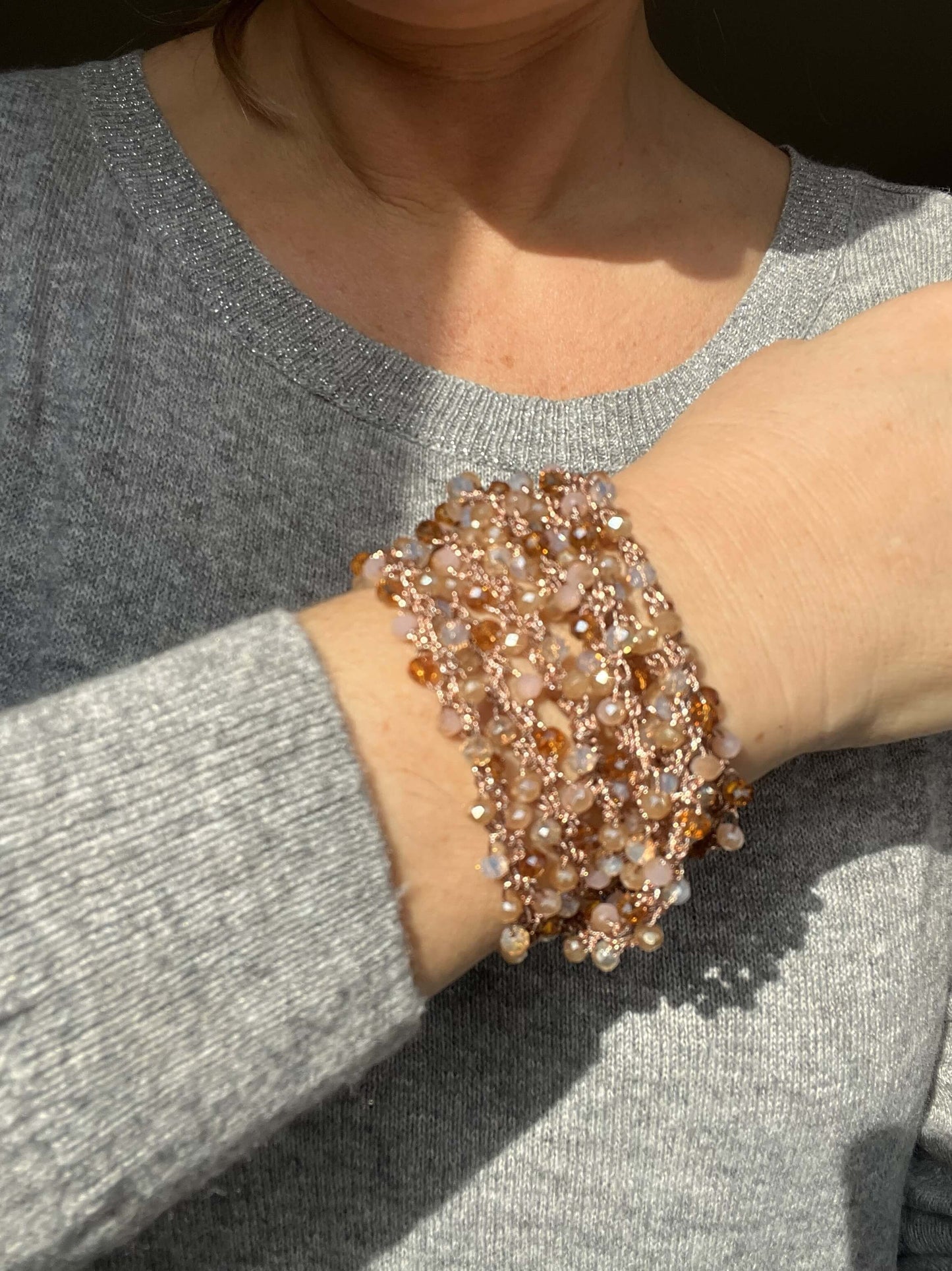 Sole di Cristallo è una collana lunga artigianale in cristalli, trasformabile in più modi. Nickel free, delicata sulla pelle, perfetta ogni giorno.