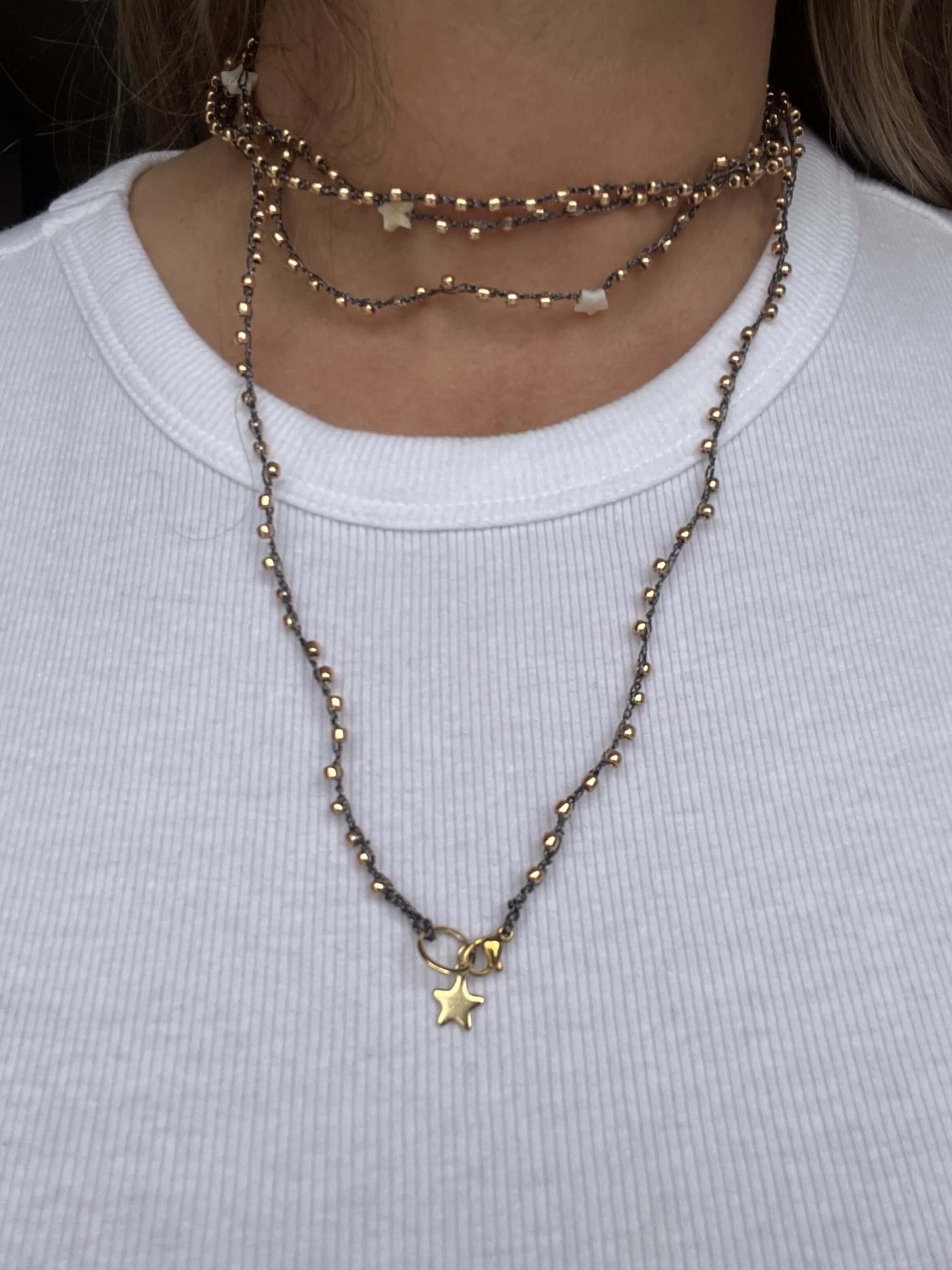 Collana lunga donna con perline giapponesi e dettagli madreperla, gioiello estivo elegante multi giro