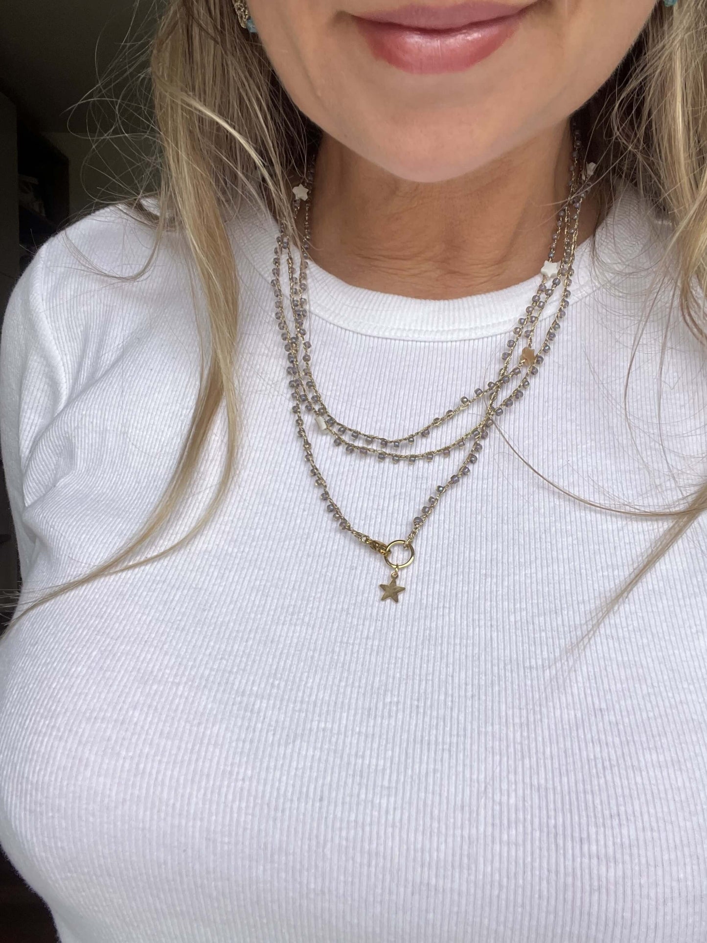 Collana estiva lunga donna elegante con perline giapponesi e madreperla, look boho chic versatile