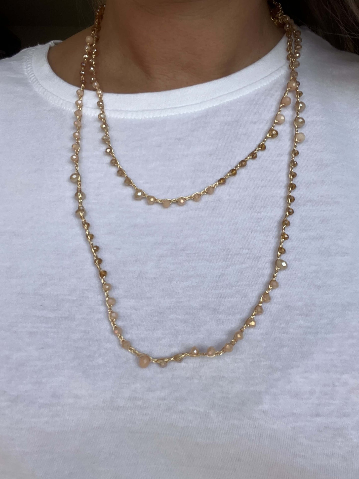 Collana artigianale Soleil Bloom con cristalli oro e bottone floreale. Raffinata, boho