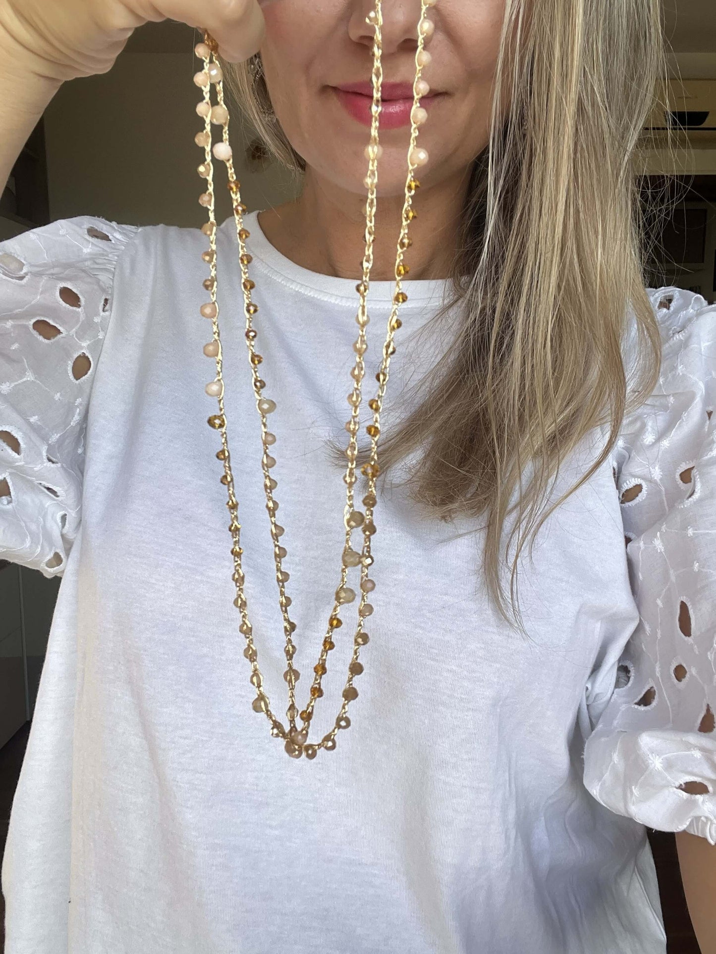 Collana boho handmade Soleil Bloom: doppio filo di cristalli dorati per un’eleganza naturale e senza tempo.