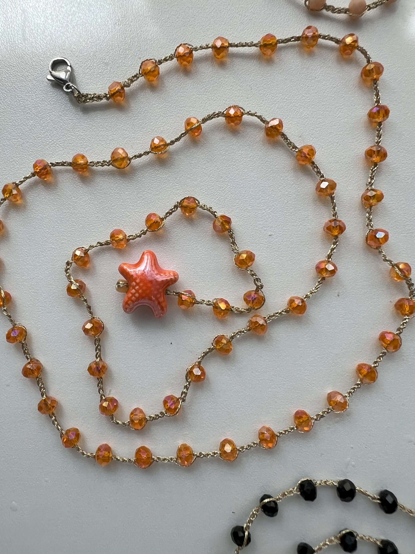 Gioiello boho arancione, stella ceramica e cristalli. Accessorio multiuso per un look solare e vivace