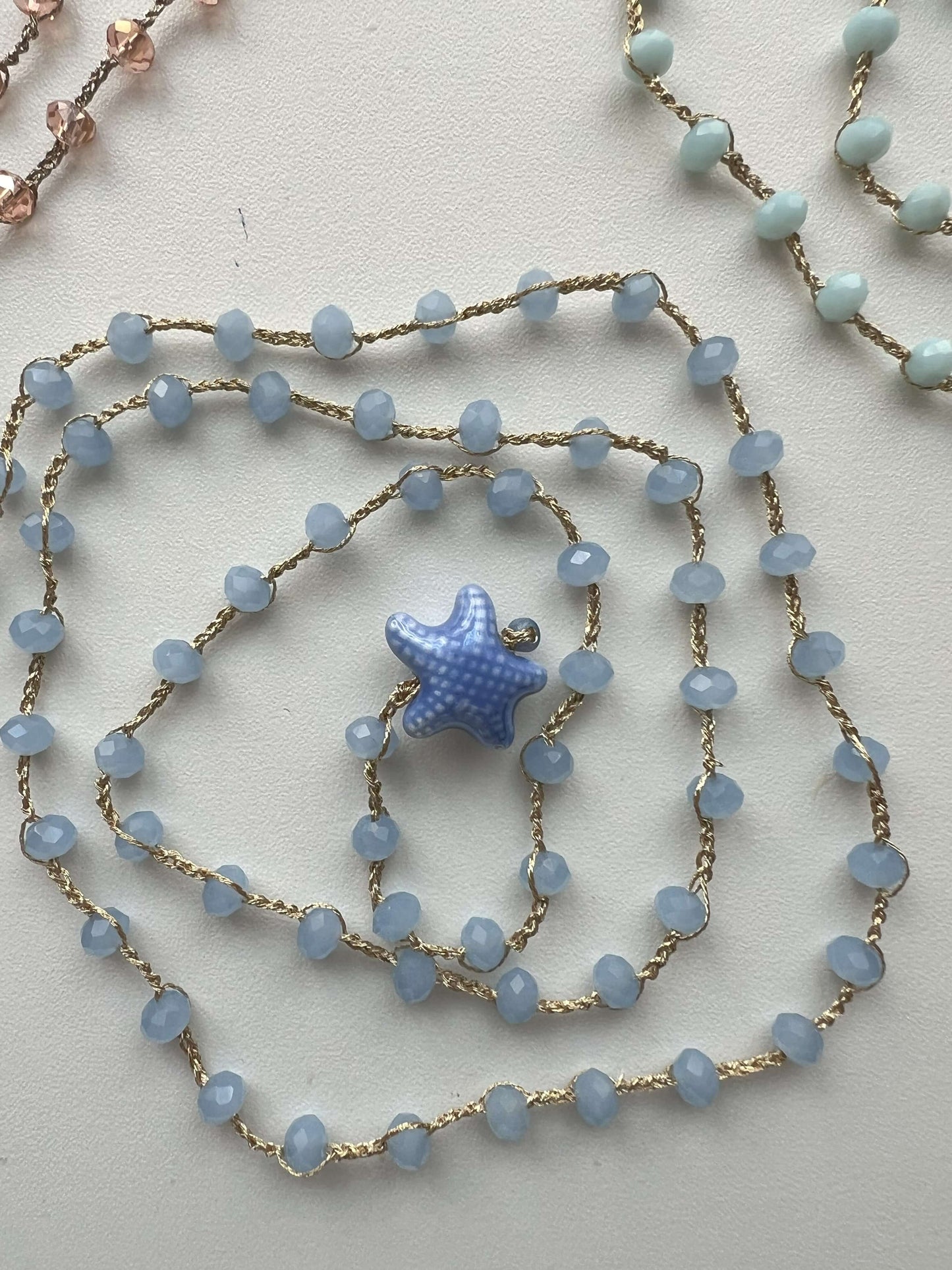 Gioiello boho azzurro polvere, stella ceramica e cristalli. Look delicato e trasformabile.