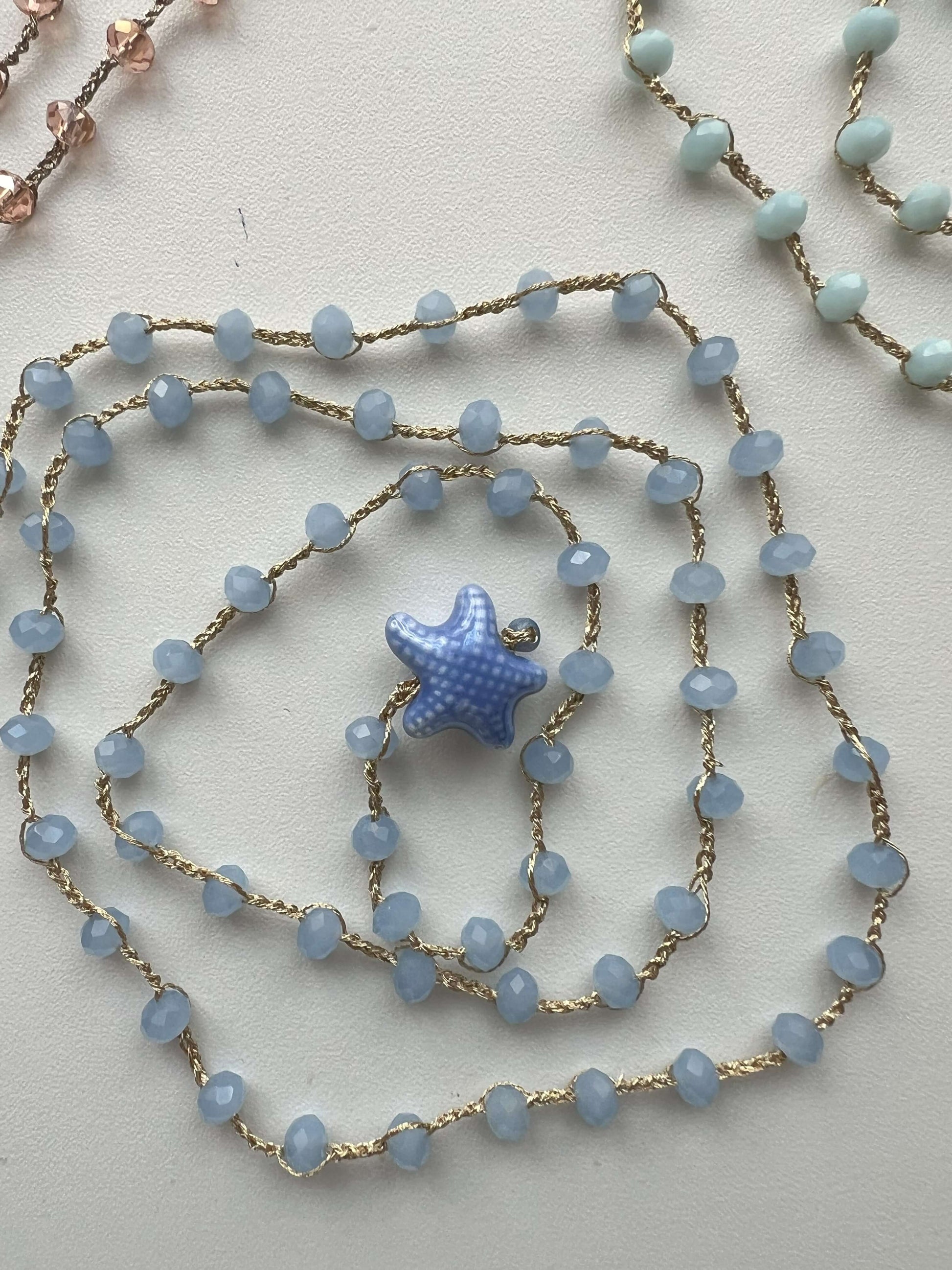 Gioiello boho azzurro polvere, stella ceramica e cristalli. Look delicato e trasformabile.