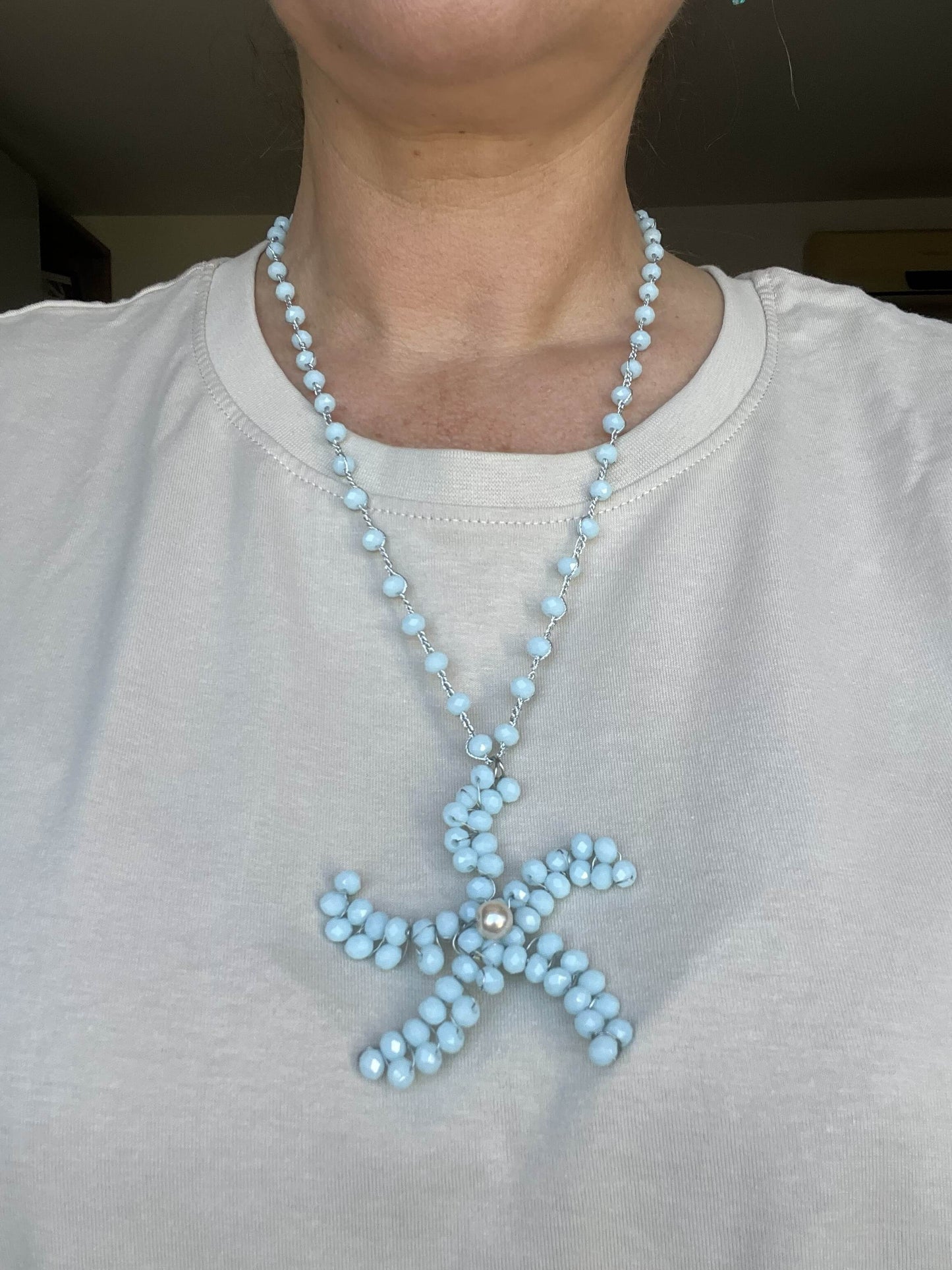 Fresca e luminosa, con dettagli ispirati ai riflessi del mare e alla libertà dell’estate.