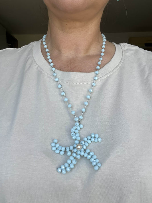 Fresca e luminosa, con dettagli ispirati ai riflessi del mare e alla libertà dell’estate.