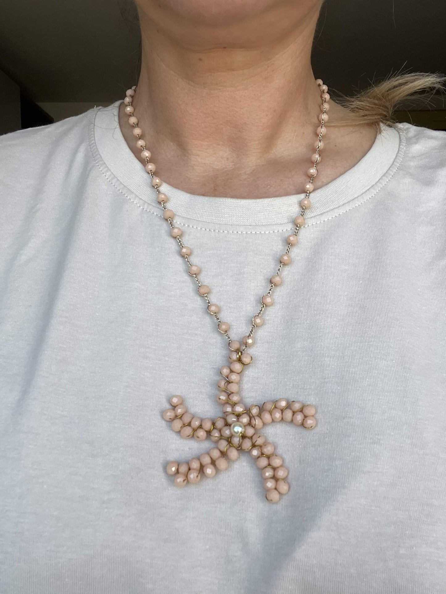  Naturale, calda e raffinata: la collana stella marina perfetta per look boho luminosi e senza tempo.