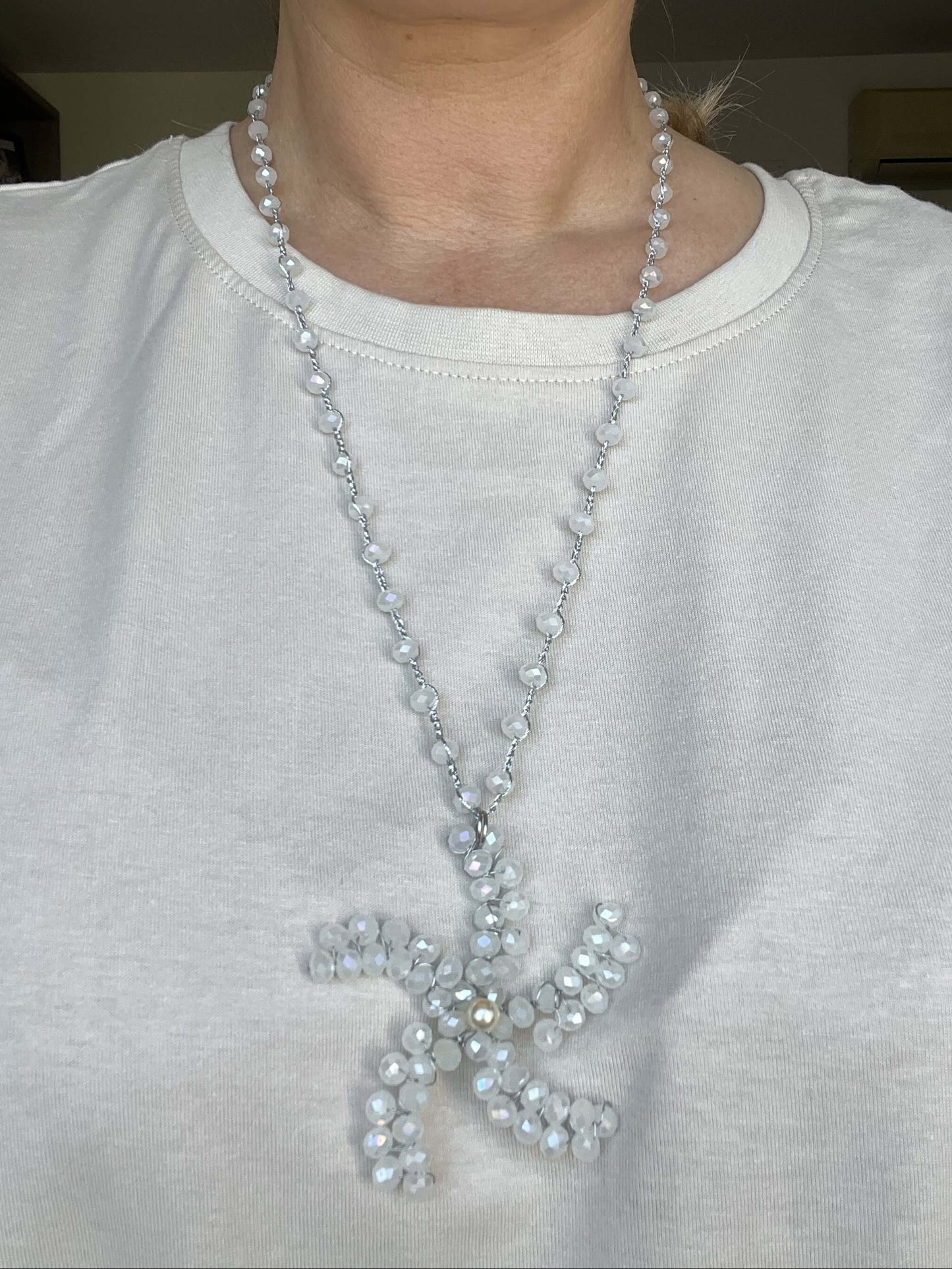Collana con stella marina luminosa ed elegante, ispirata alla luce del mare e alle estati più delicate.