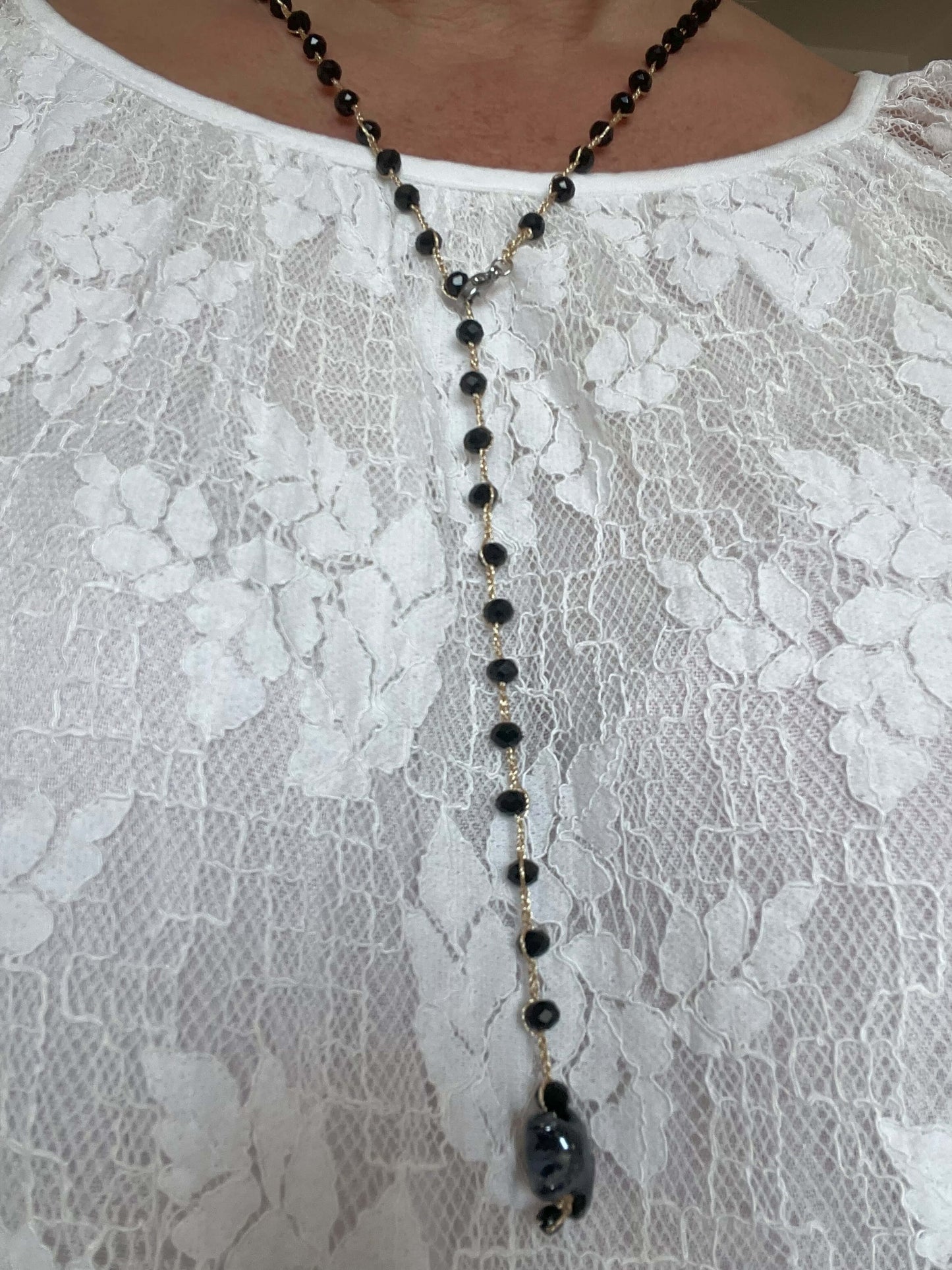 Gioiello boho nero con stella ceramica, cristalli e stile naturale. Indossalo come collana o bracciale per un look unico.