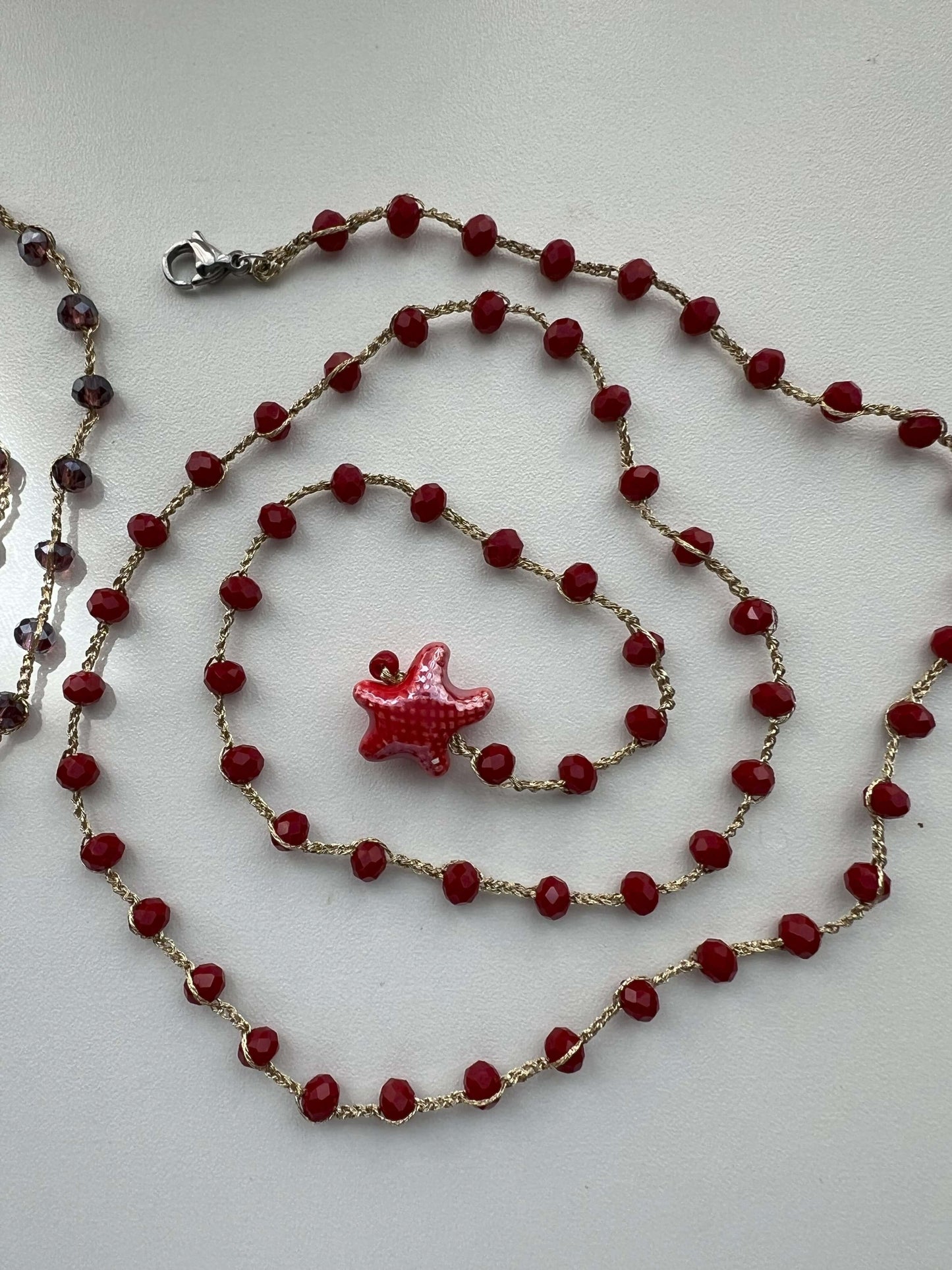  Gioiello boho rosso, stella ceramica e cristalli. Indossabile a giri multipli o come bracciale per un look vibrante.