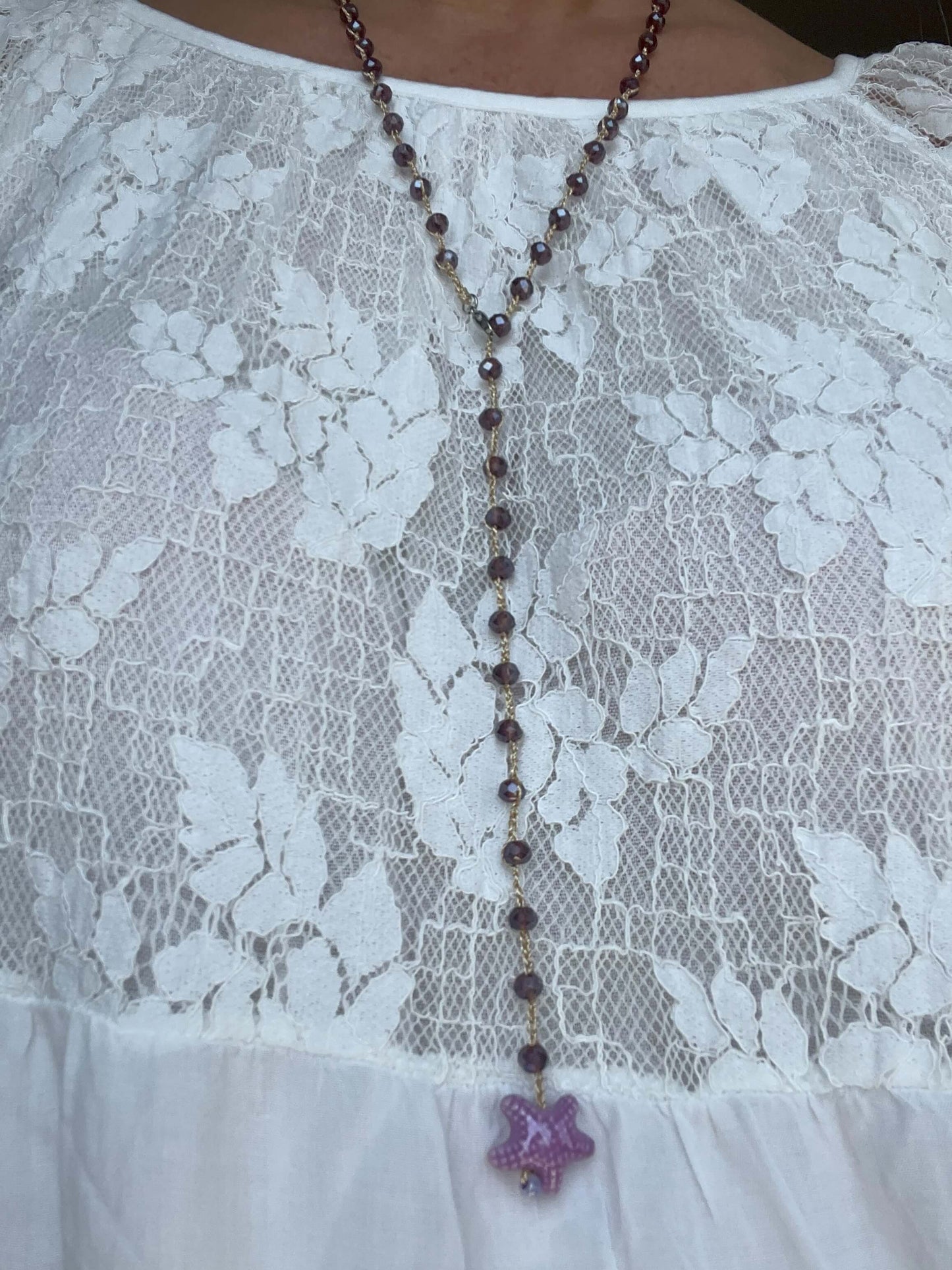 Collana boho viola con stella in ceramica e cristalli. Un tocco mistico e versatile, anche al polso.