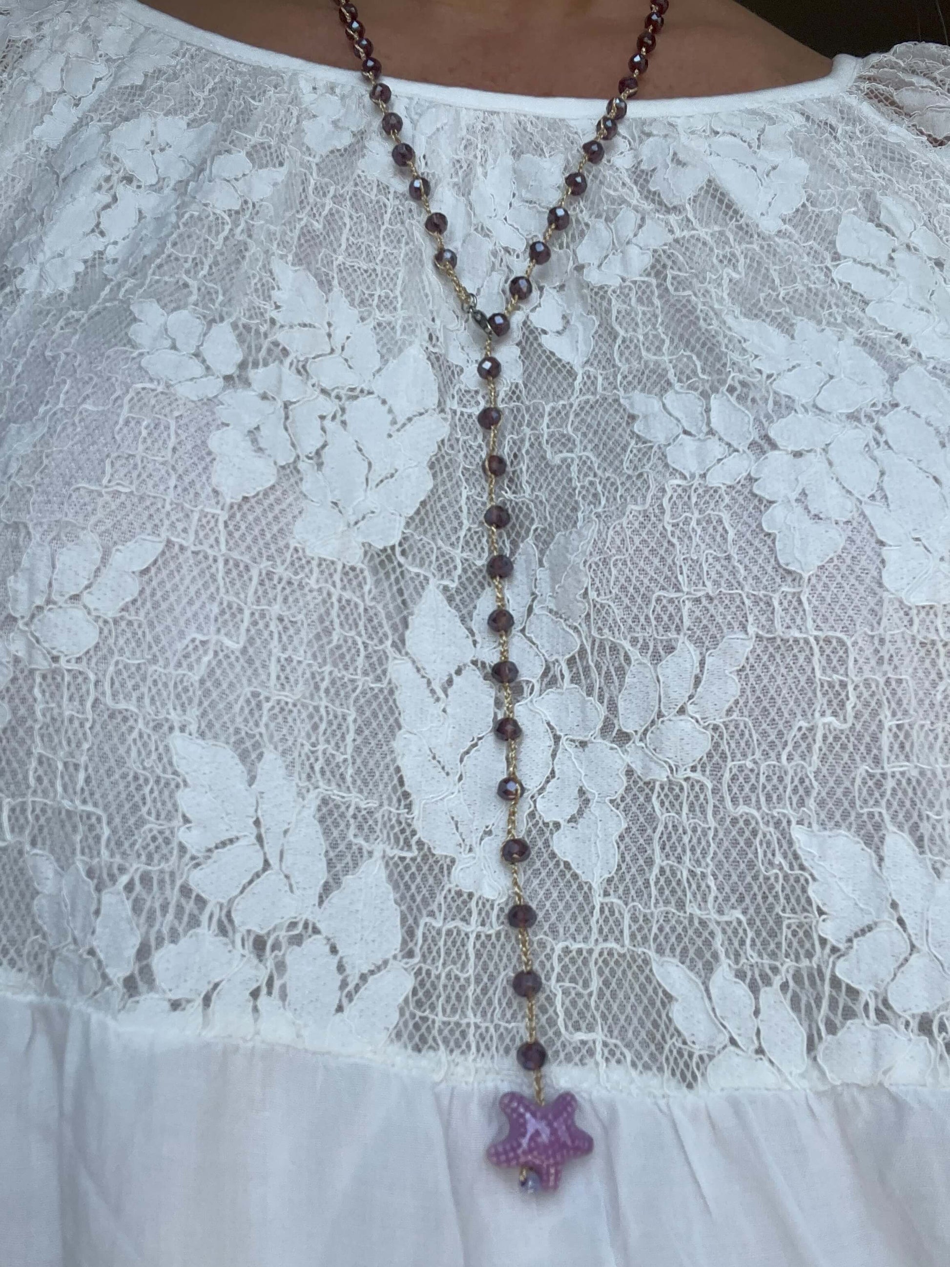 Collana boho viola con stella in ceramica e cristalli. Un tocco mistico e versatile, anche al polso.