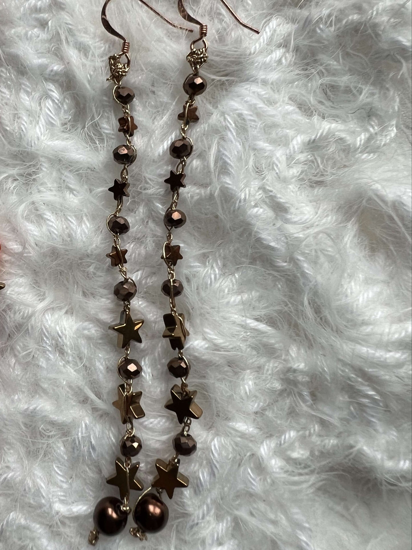 Orecchini stelle bronzo artigianali con cristalli ed ematite. Leggeri, luminosi e unici. Perfetti come regalo elegante fatto a mano.