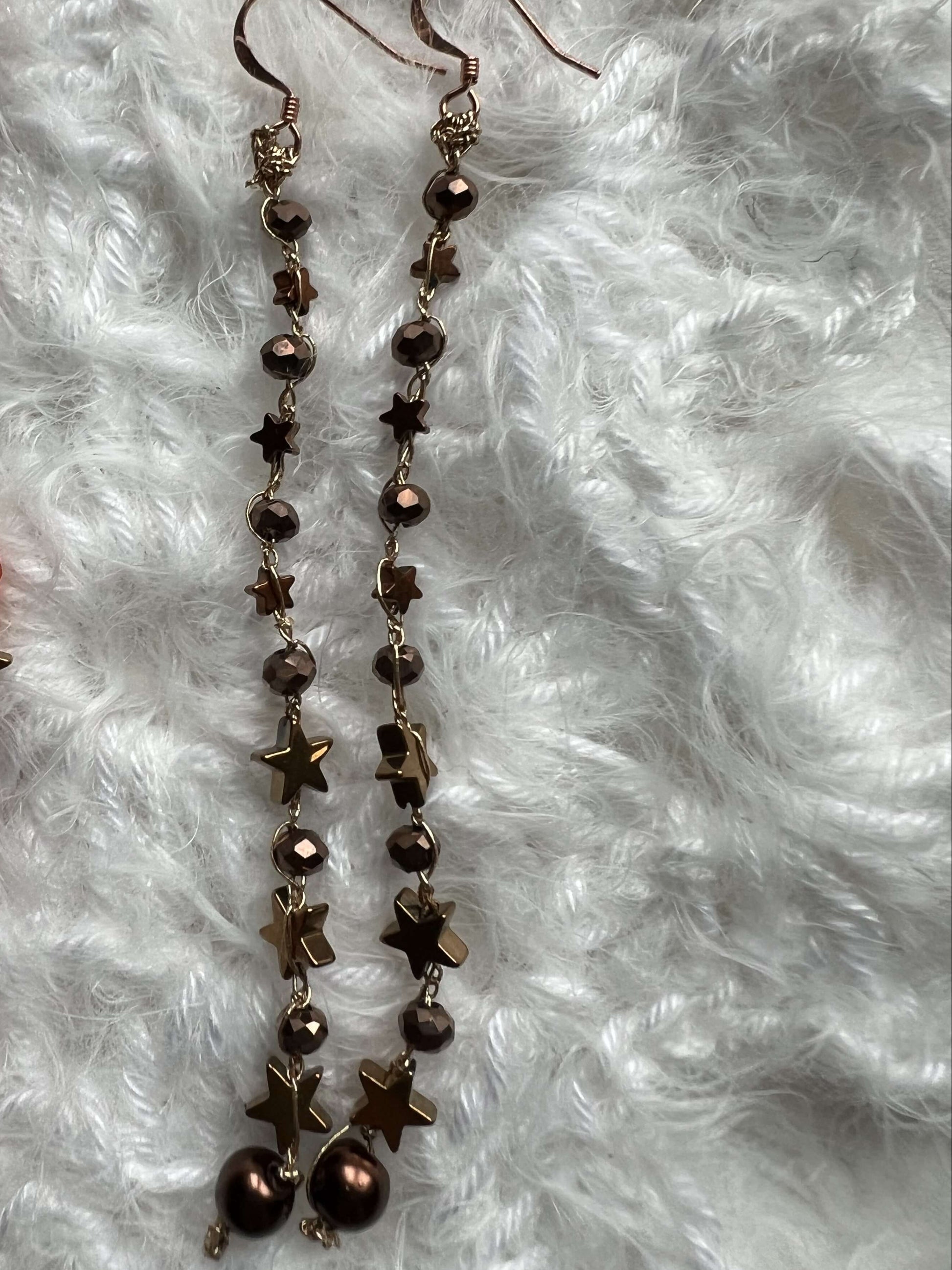 Orecchini stelle bronzo artigianali con cristalli ed ematite. Leggeri, luminosi e unici. Perfetti come regalo elegante fatto a mano.