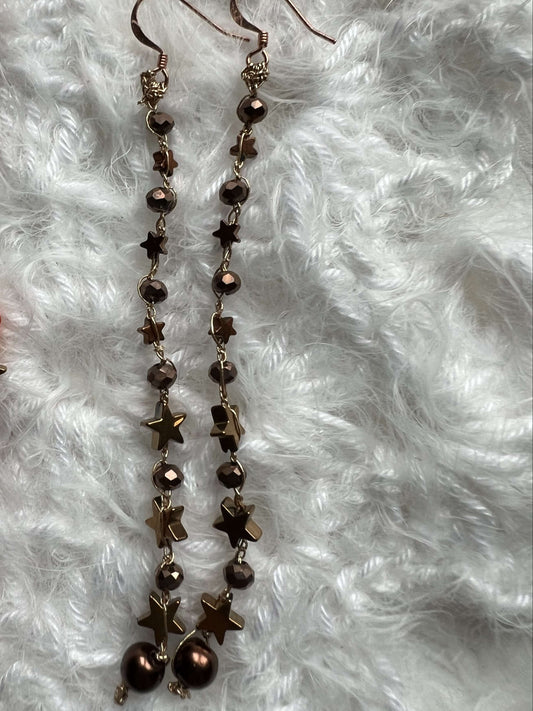 Orecchini stelle bronzo artigianali con cristalli ed ematite. Leggeri, luminosi e unici. Perfetti come regalo elegante fatto a mano.