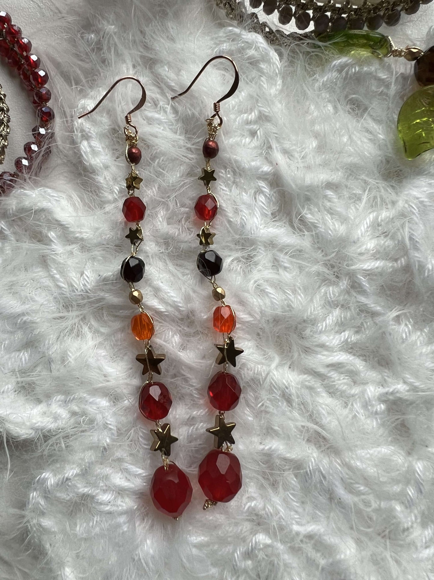 Orecchini rossi fatti a mano con stelle e perle di vetro. Caldi, brillanti in versione piu lunga