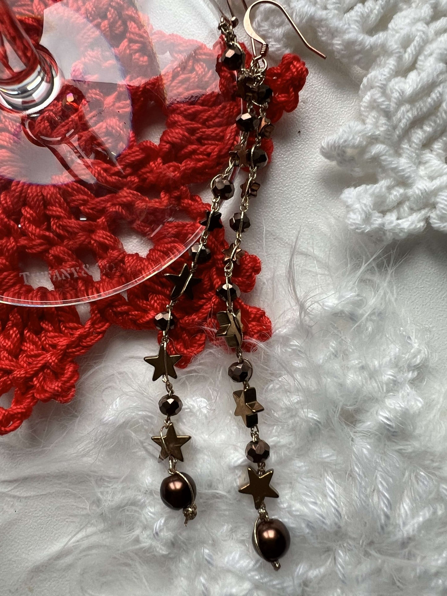 Orecchini artigianali con stelle di ematite e cristalli bronzo. Luminosi, femminili, leggeri: il regalo perfetto per chi ama gioielli unici.