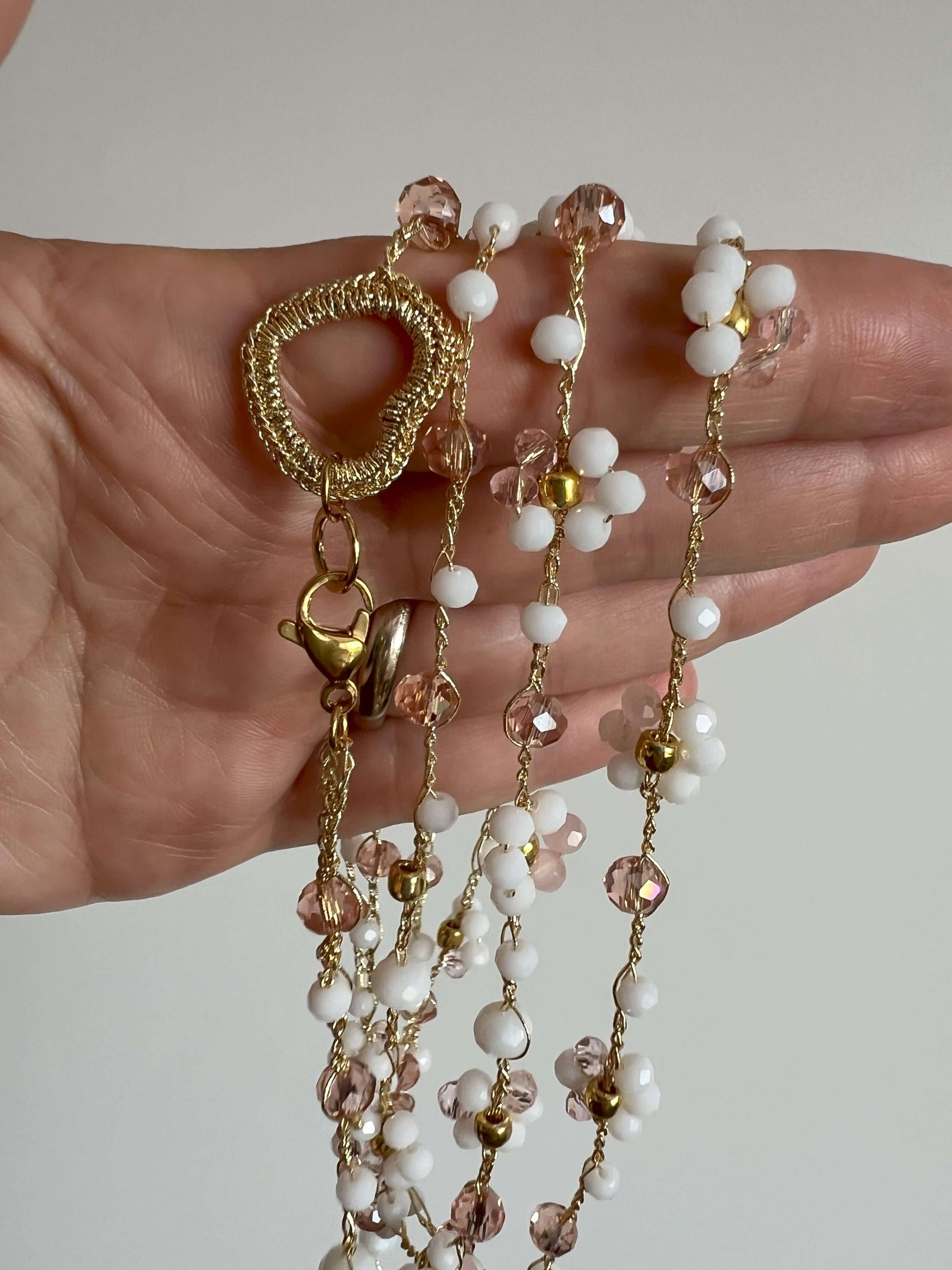 Collana artigianale Peonia cristalli perline giapponesi romantiche. Gioiello floreale matrimonio cerimonia elegante. Bracciale bohemien chic