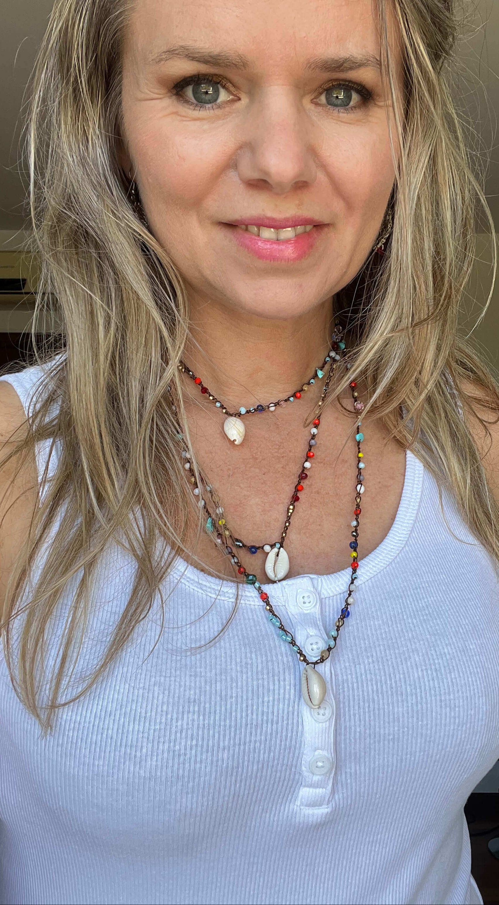 Collana mare donna boho con cristalli colorati e conchiglie, accessorio estivo handmade elegante per outfit beach e resort wear.