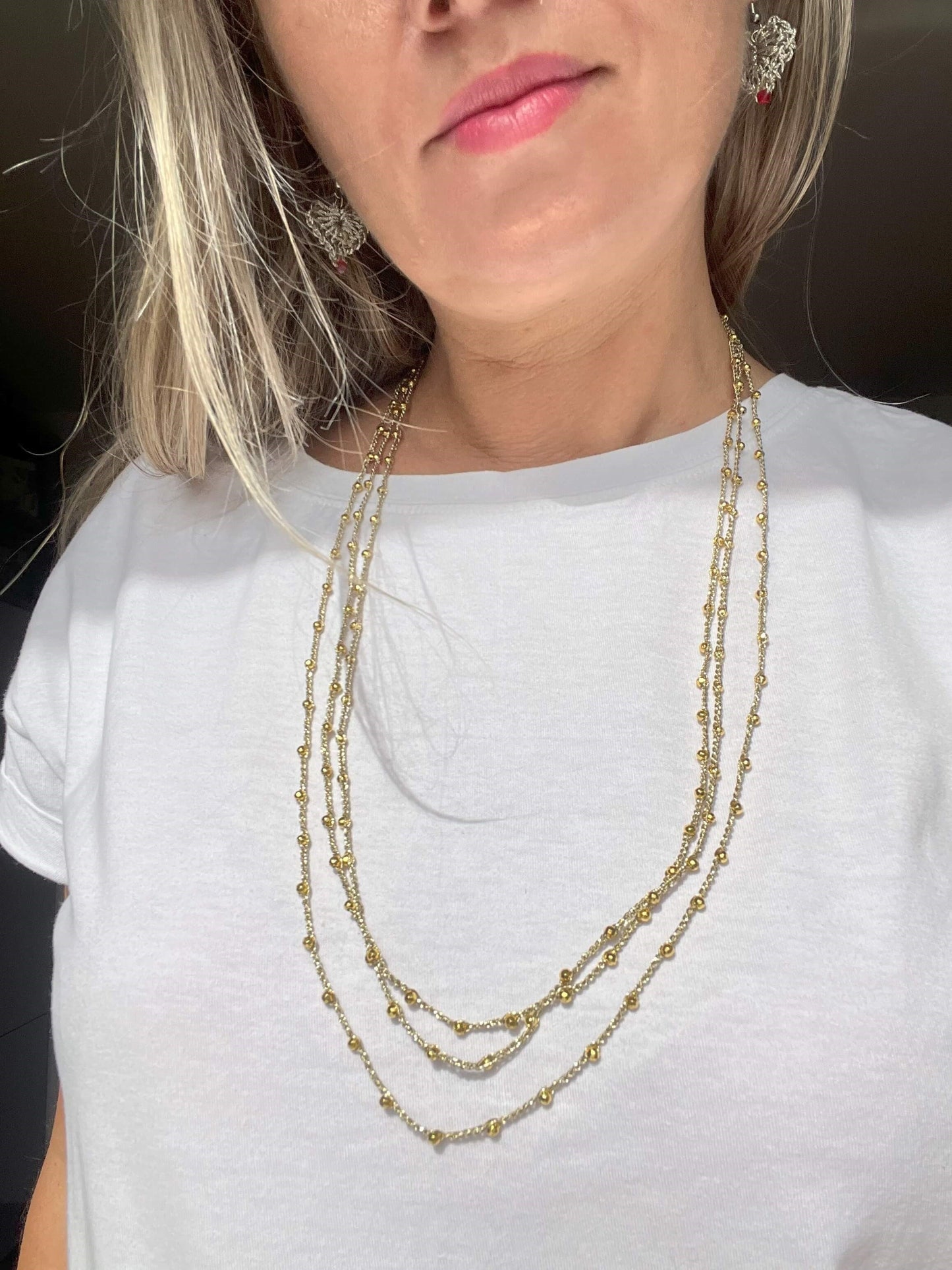 Tre collane minimalista insieme in filato d’oro con dettagli in ematite dorata. Design elegante, leggero e anallergico, perfetto per chi cerca uno stile raffinato e pratico.